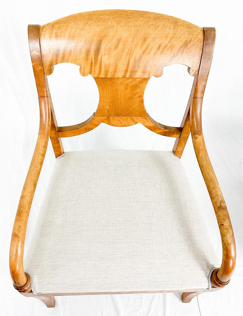 Paire de chaises Empire Biedermeier suédoises en placage de bouleau doré matelassé de la plus haute qualité, finition polie à la française couleur chêne miel classique, avec des accoudoirs arrondis.

Ils sont dotés de sièges entièrement sanglés pour