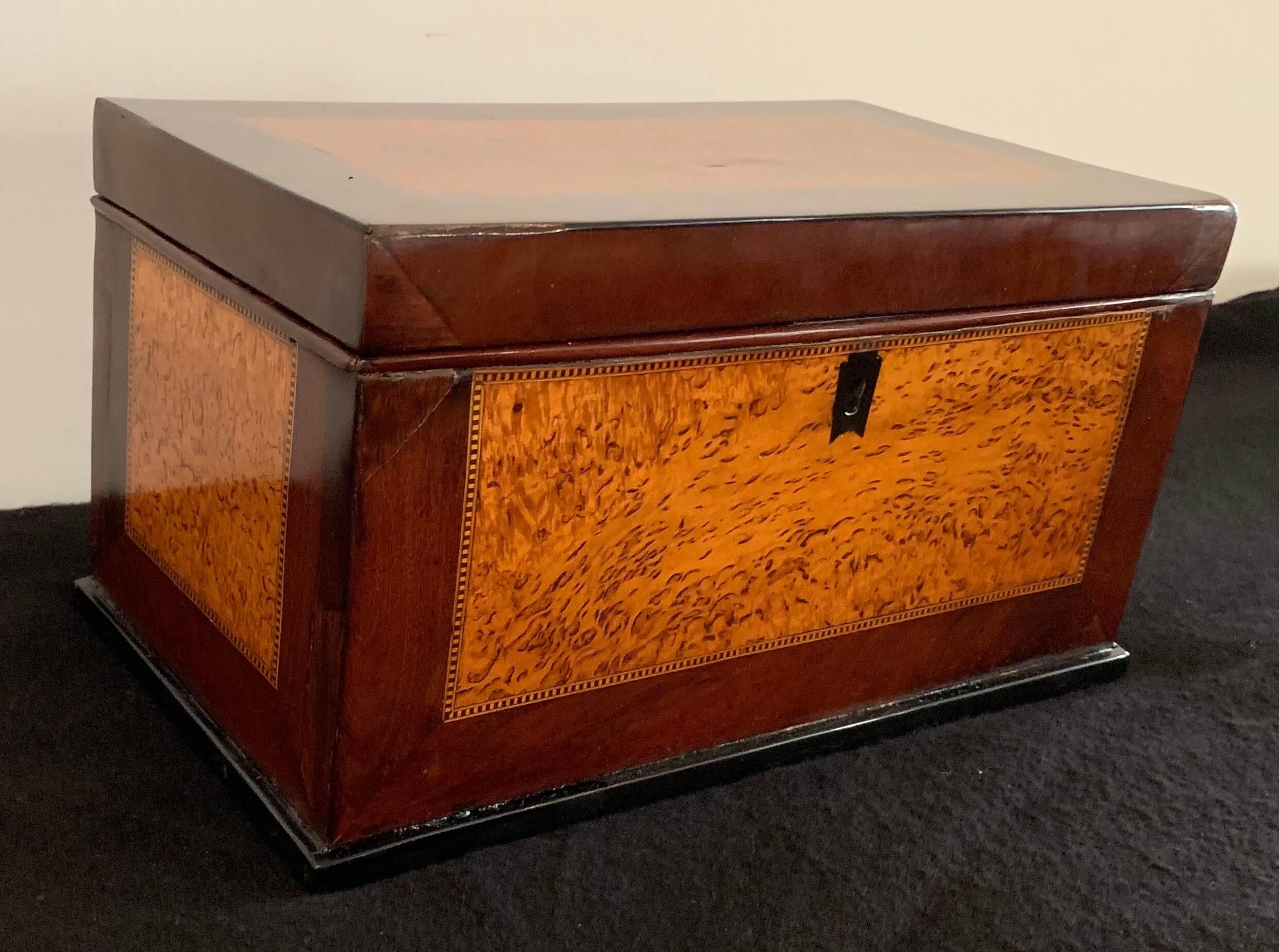 Beautiful Biedermeier decorative Box for Jewellery or Letters from Germany, 19th century.

Thuja roots and Mahogany veneered. Around the edges of the Thuja Veneer (on all 5 sides of the box), there is a fine inlay band in maple and plum.

Around the