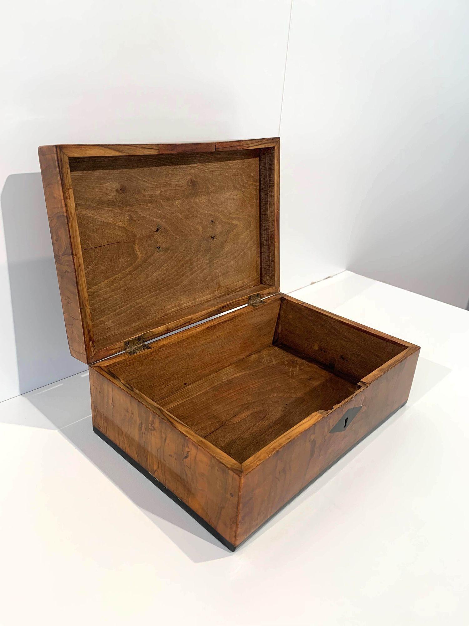 Biedermeier Casket Box, Walnut and Ebony, South Germany, circa 1820 For Sale 7