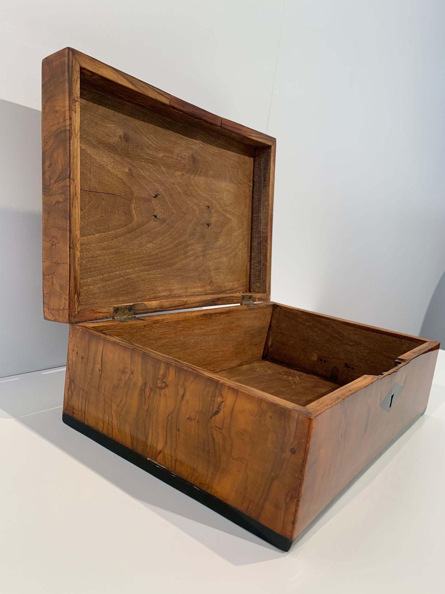 Biedermeier Casket Box, Walnut and Ebony, South Germany, circa 1820 For Sale 8