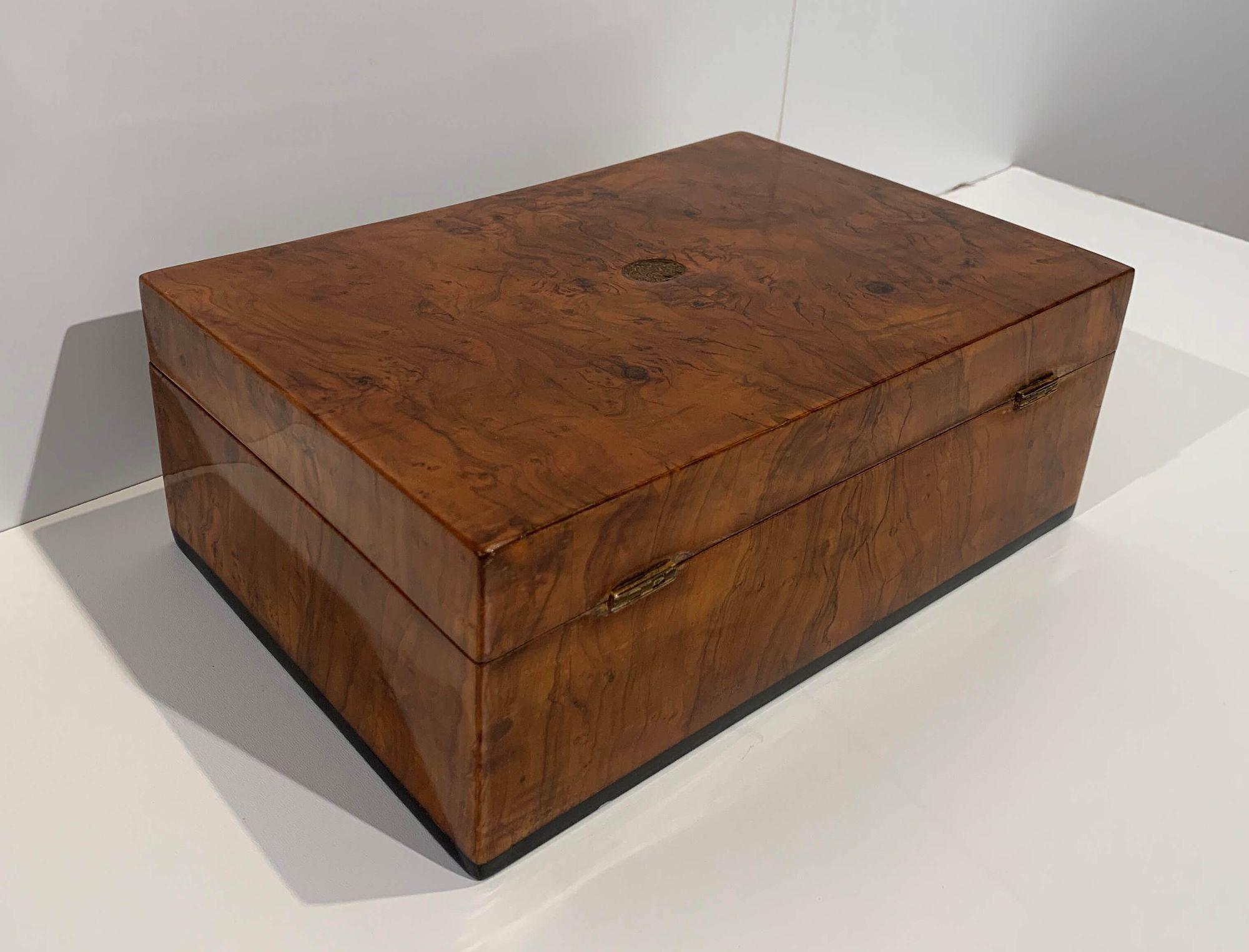 Biedermeier Casket Box, Walnut and Ebony, South Germany, circa 1820 In Good Condition For Sale In Regensburg, DE
