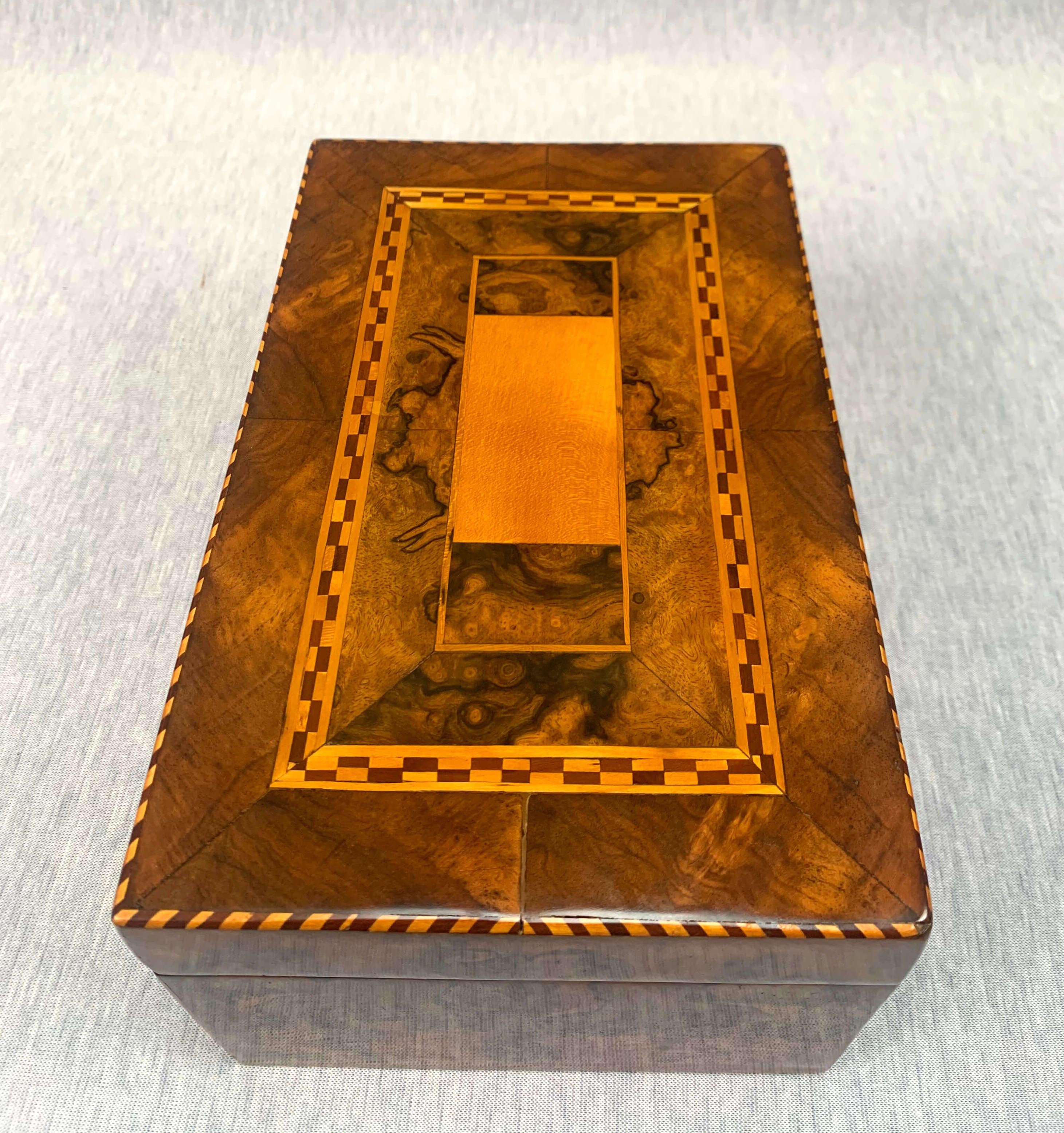 Biedermeier Box, Nussbaum Roots Furnier mit Inlays, Süddeutschland 3