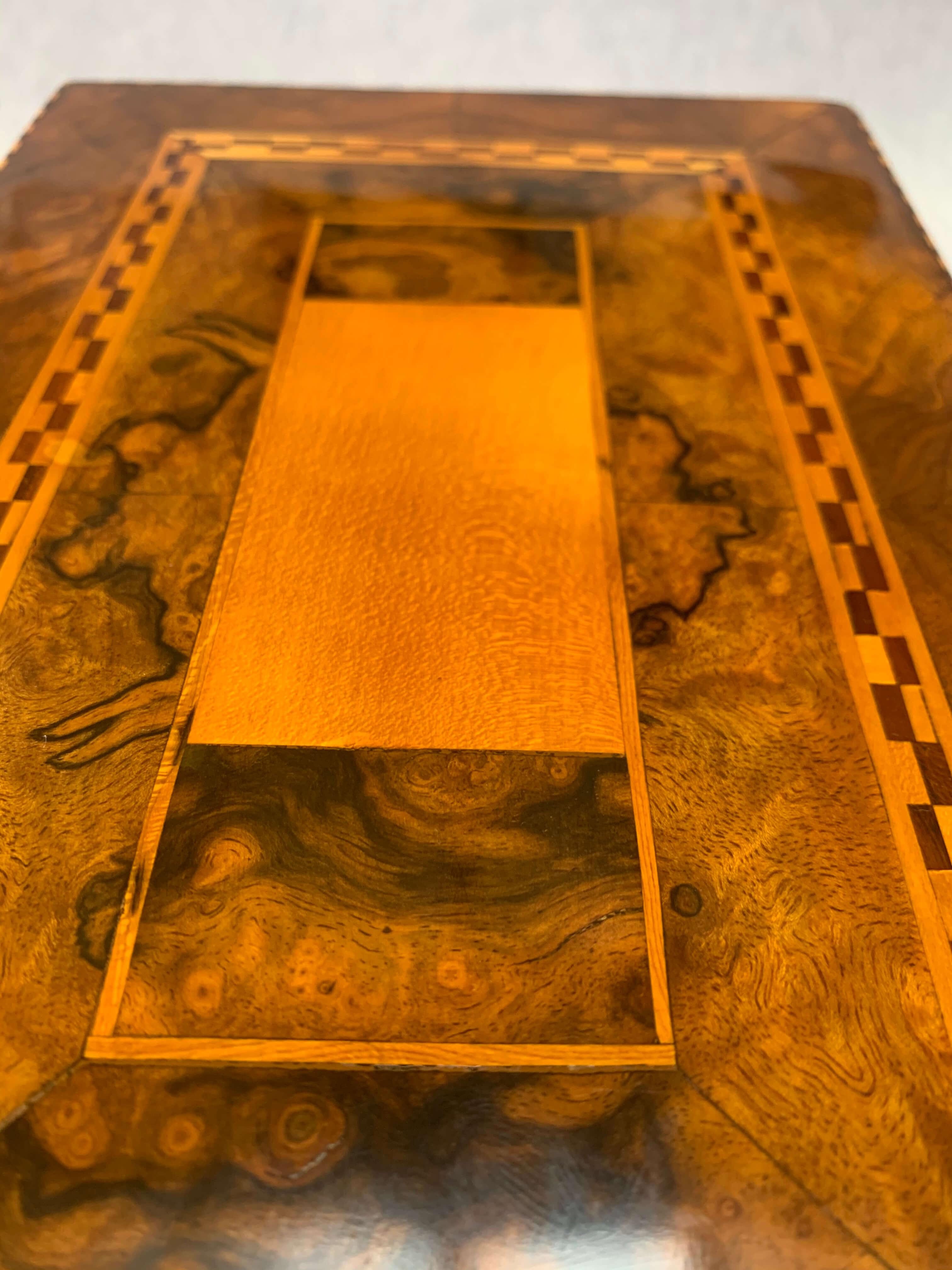Biedermeier Box, Nussbaum Roots Furnier mit Inlays, Süddeutschland 4