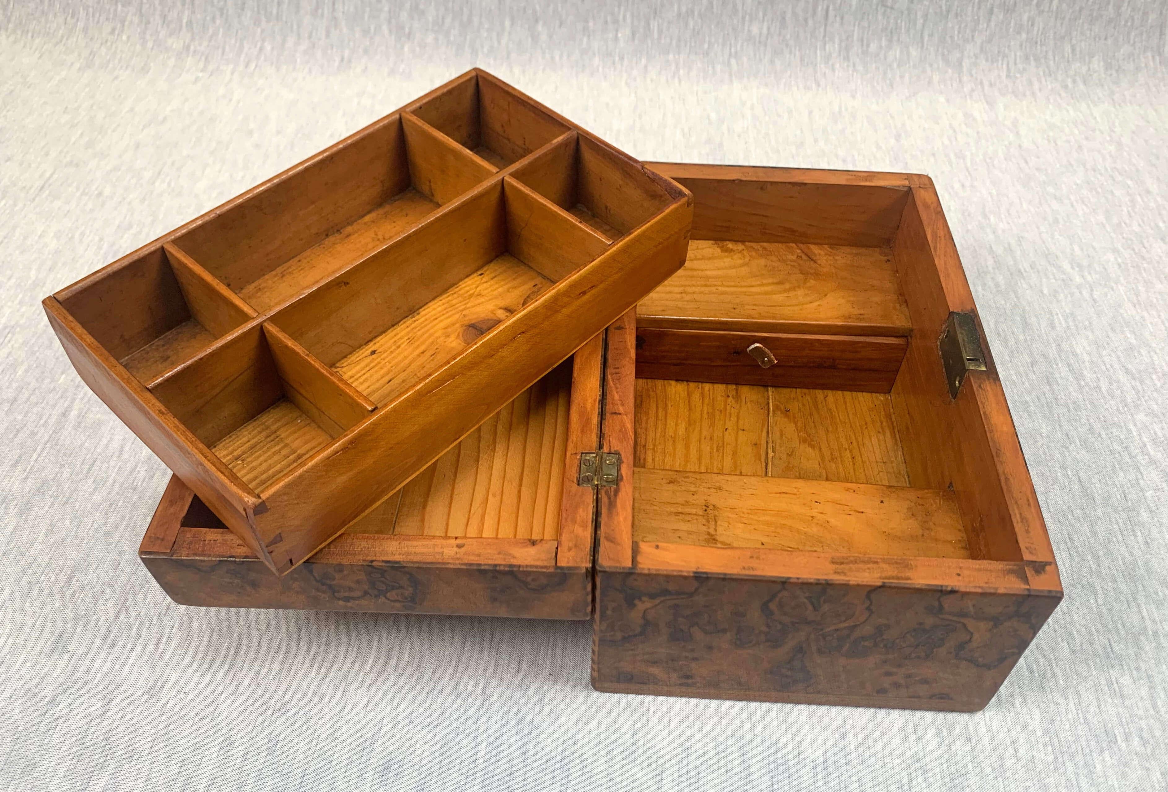 Biedermeier Box, Nussbaum Roots Furnier mit Inlays, Süddeutschland 6