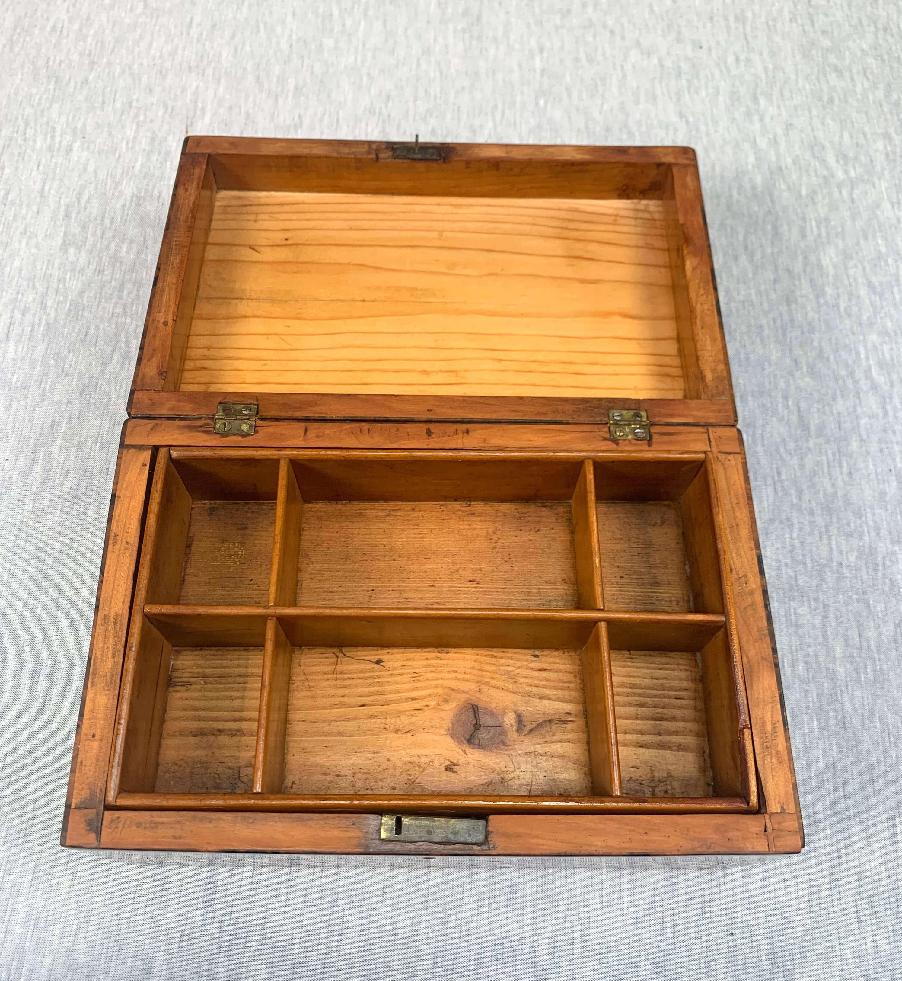 Biedermeier Box, Nussbaum Roots Furnier mit Inlays, Süddeutschland 10