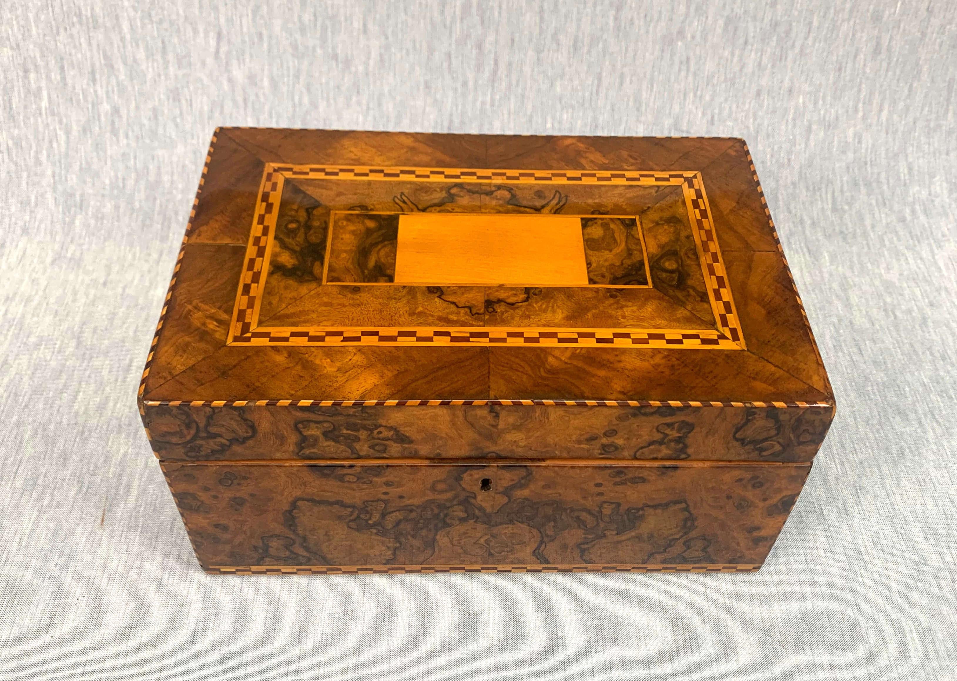 Biedermeier Box, Nussbaum Roots Furnier mit Inlays, Süddeutschland (Deutsch)