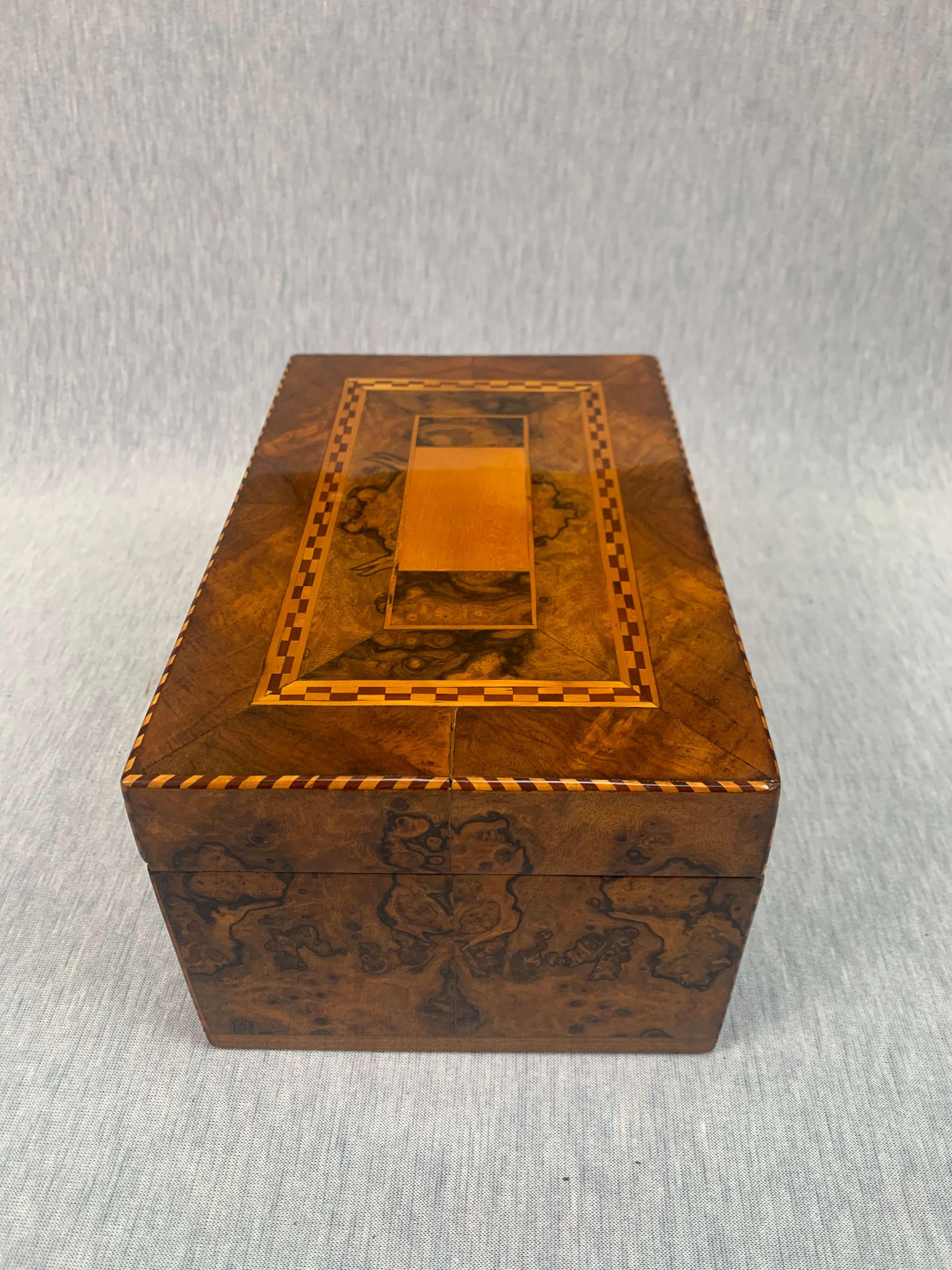 Biedermeier Box, Nussbaum Roots Furnier mit Inlays, Süddeutschland (Intarsie)