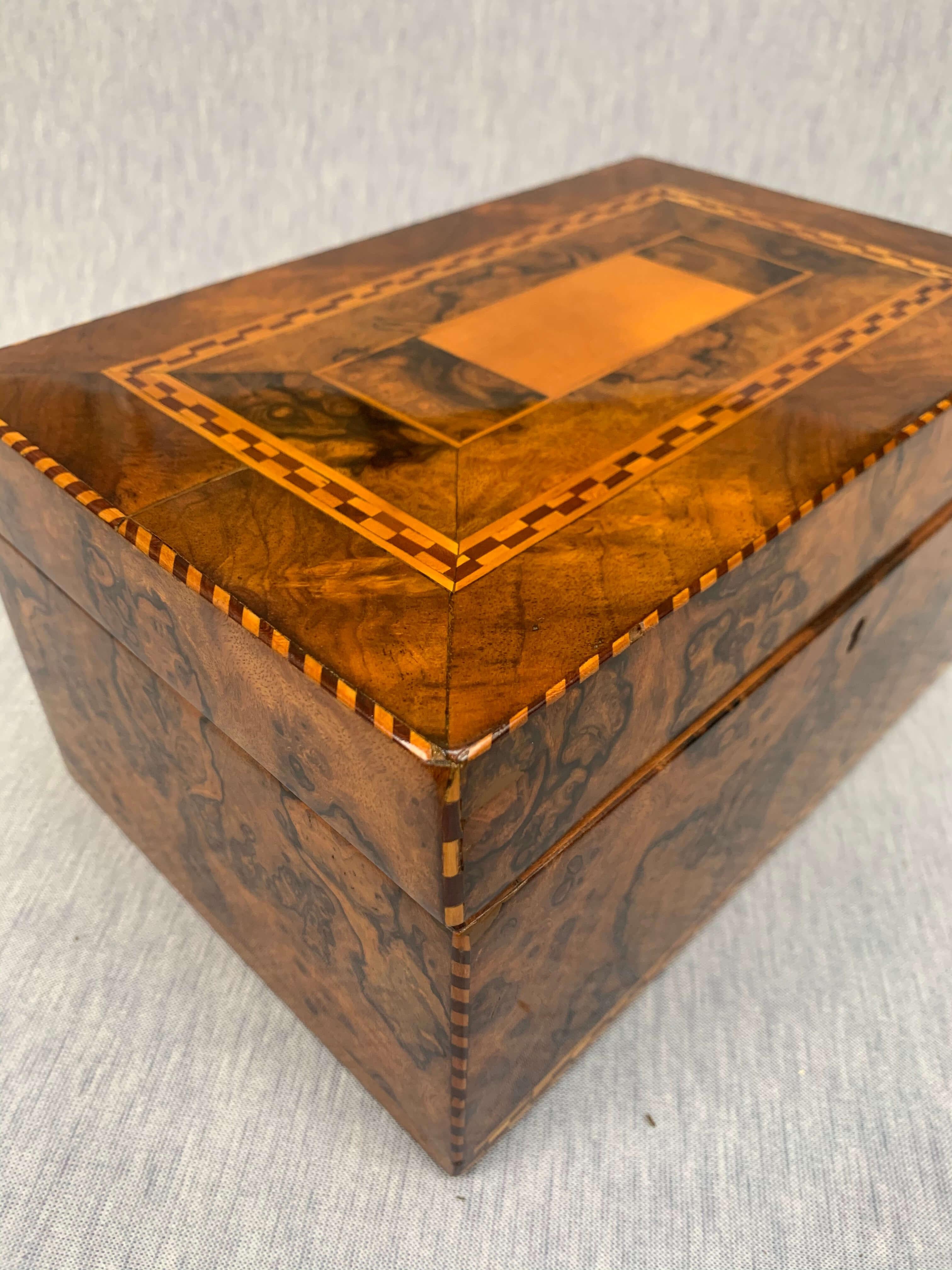 Biedermeier Box, Nussbaum Roots Furnier mit Inlays, Süddeutschland (Frühes 19. Jahrhundert)