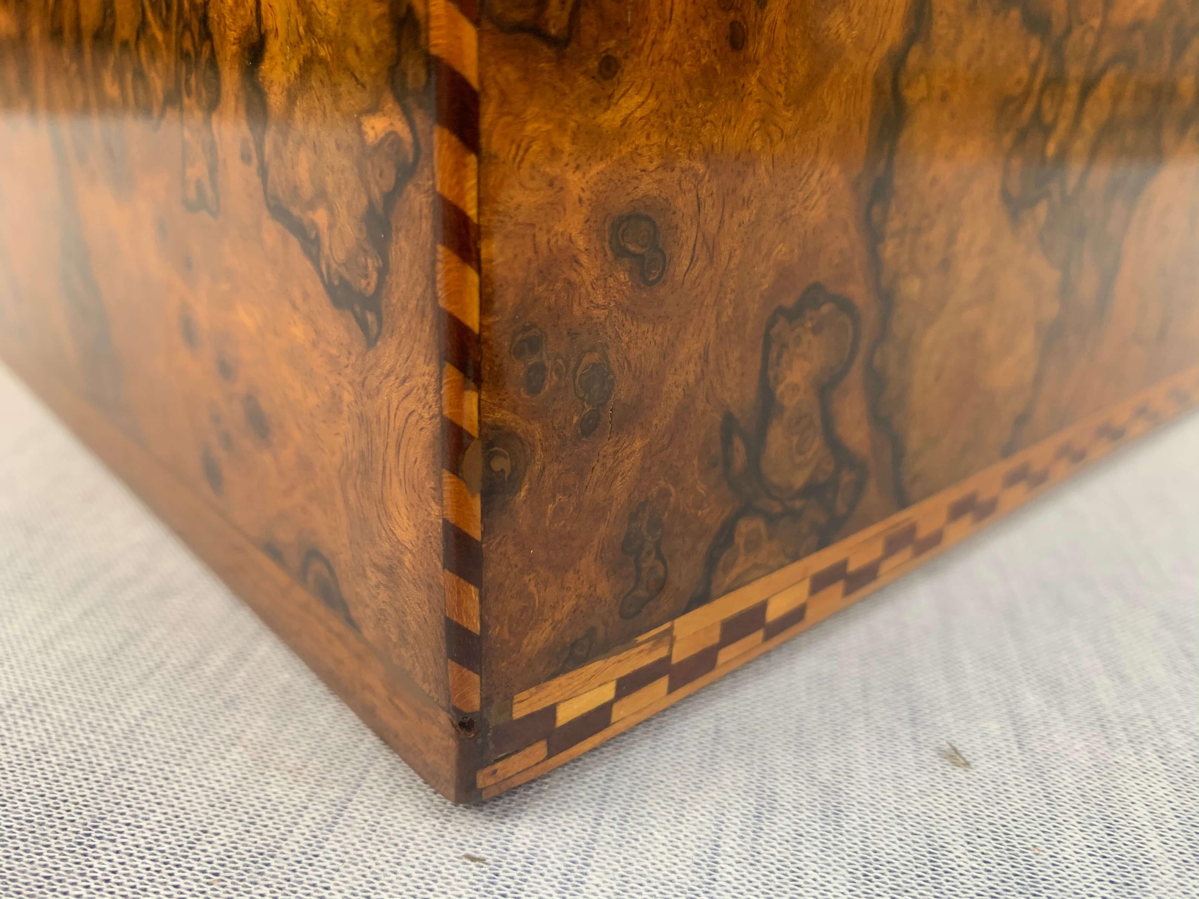 Biedermeier Box, Nussbaum Roots Furnier mit Inlays, Süddeutschland (Weichholz)