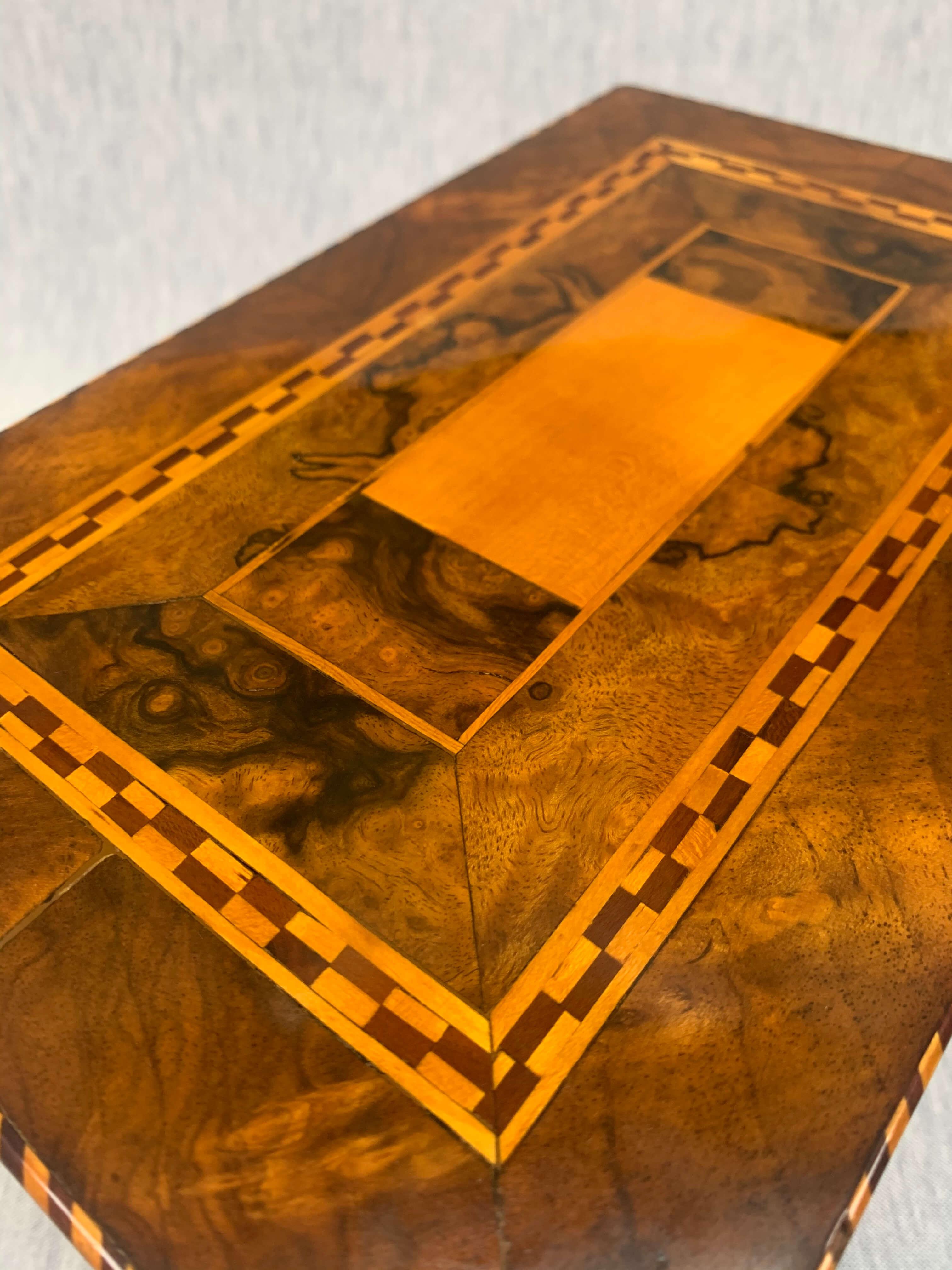 Biedermeier Box, Nussbaum Roots Furnier mit Inlays, Süddeutschland 2