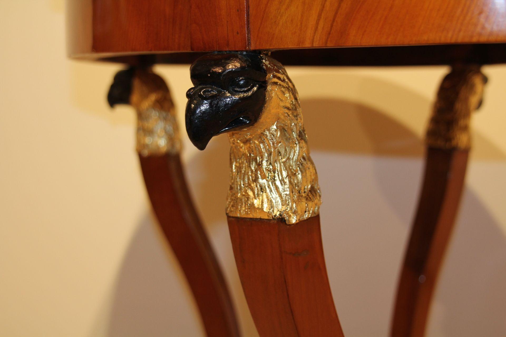 Tavolo da centro Biedermeier, legno di ciliegio, cariatidi placcate in oro, Austria circa 1820 in vendita 8