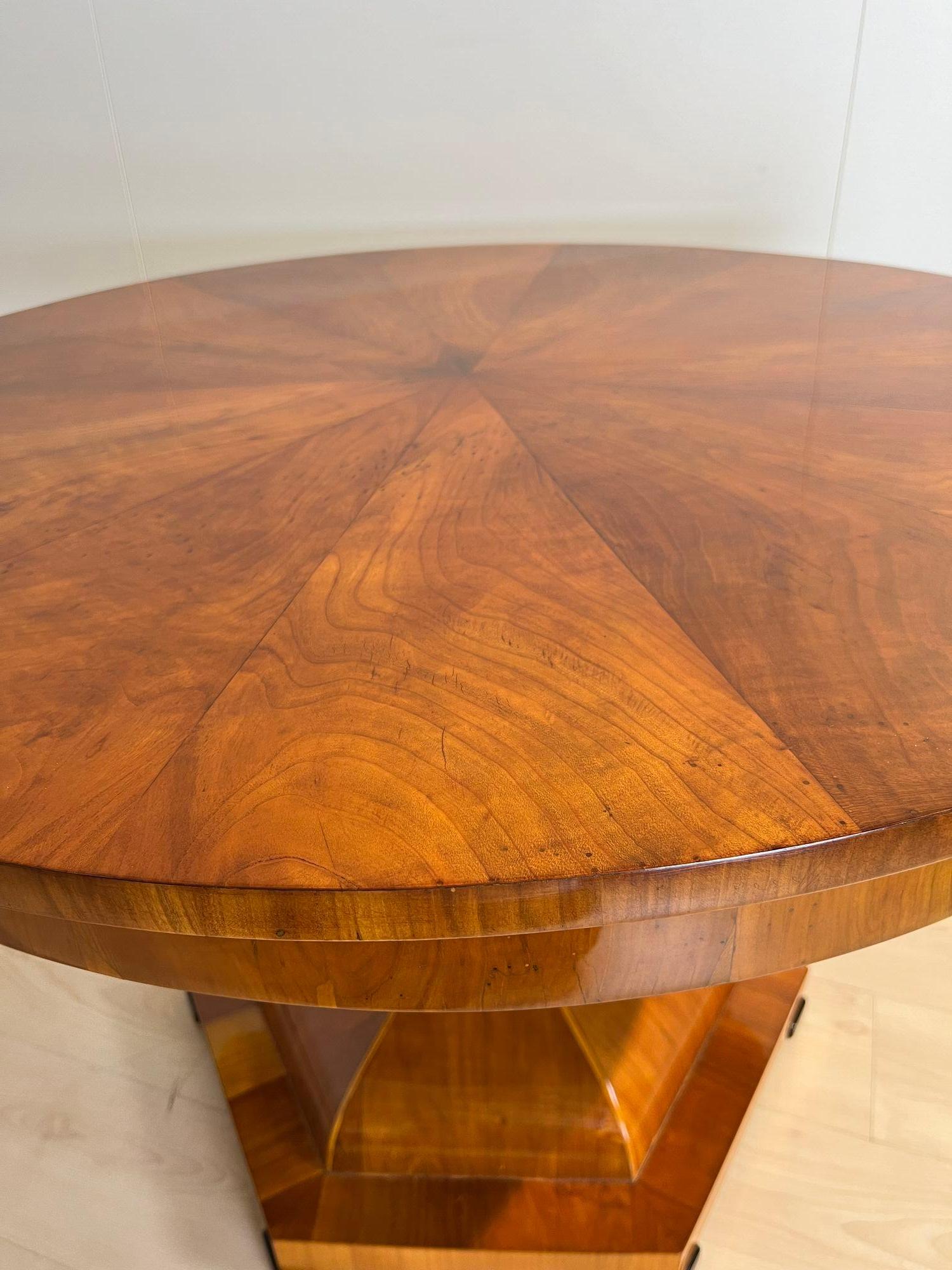 Table centrale Biedermeier, en bois de cerisier et placage, Autriche vers 1820 en vente 5
