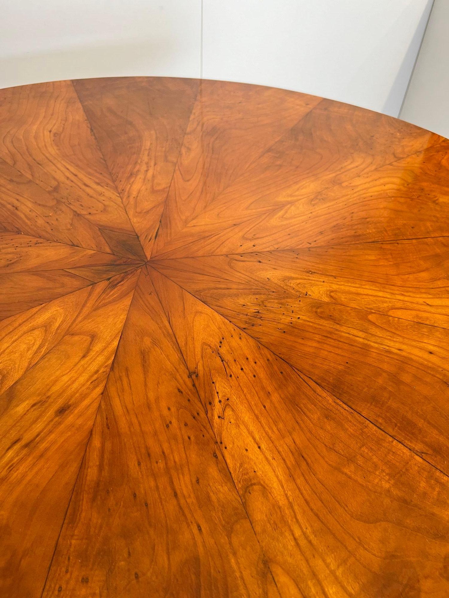 Table centrale Biedermeier, en bois de cerisier et placage, Autriche vers 1820 en vente 6