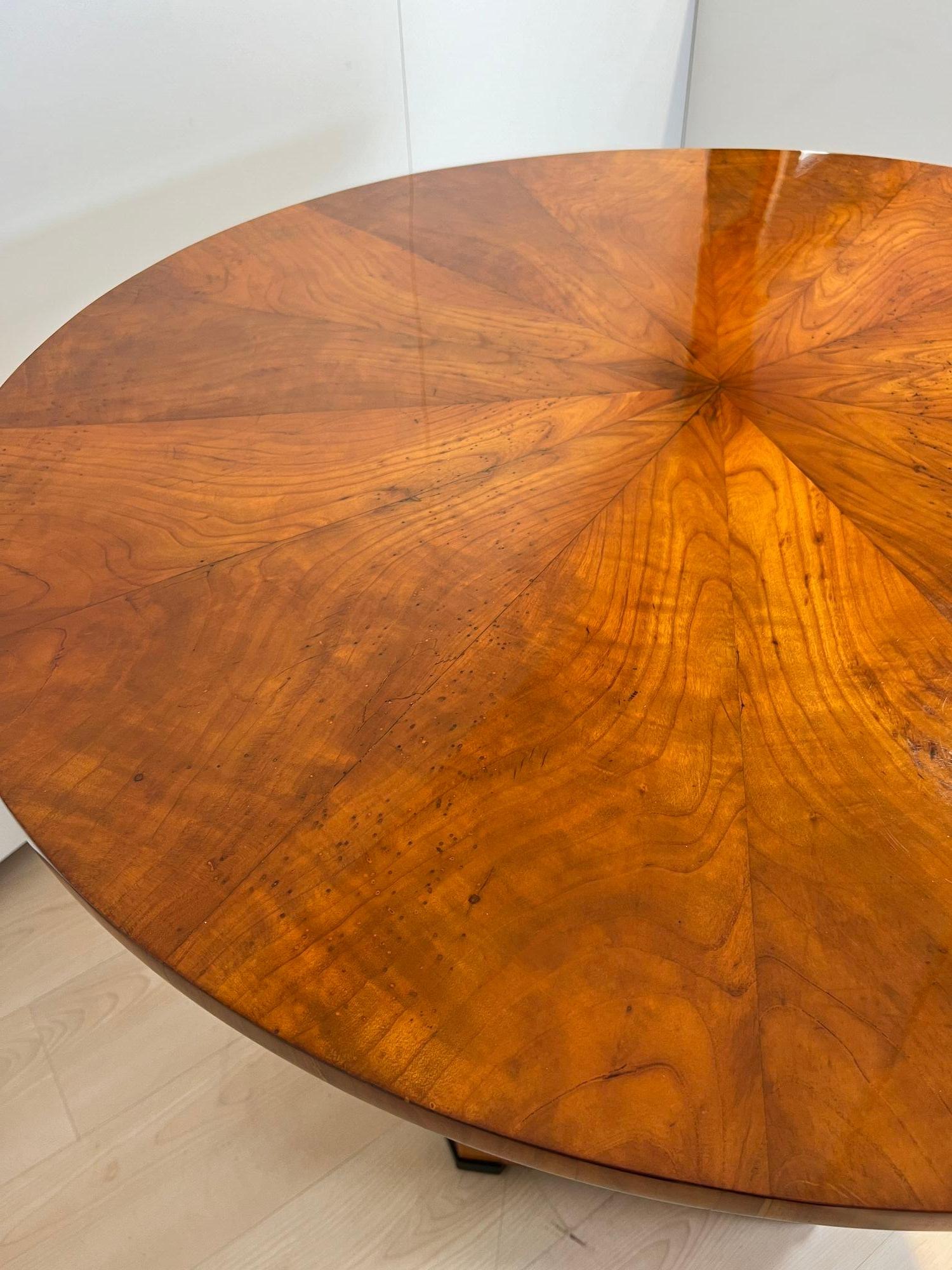 Table centrale Biedermeier, en bois de cerisier et placage, Autriche vers 1820 en vente 7