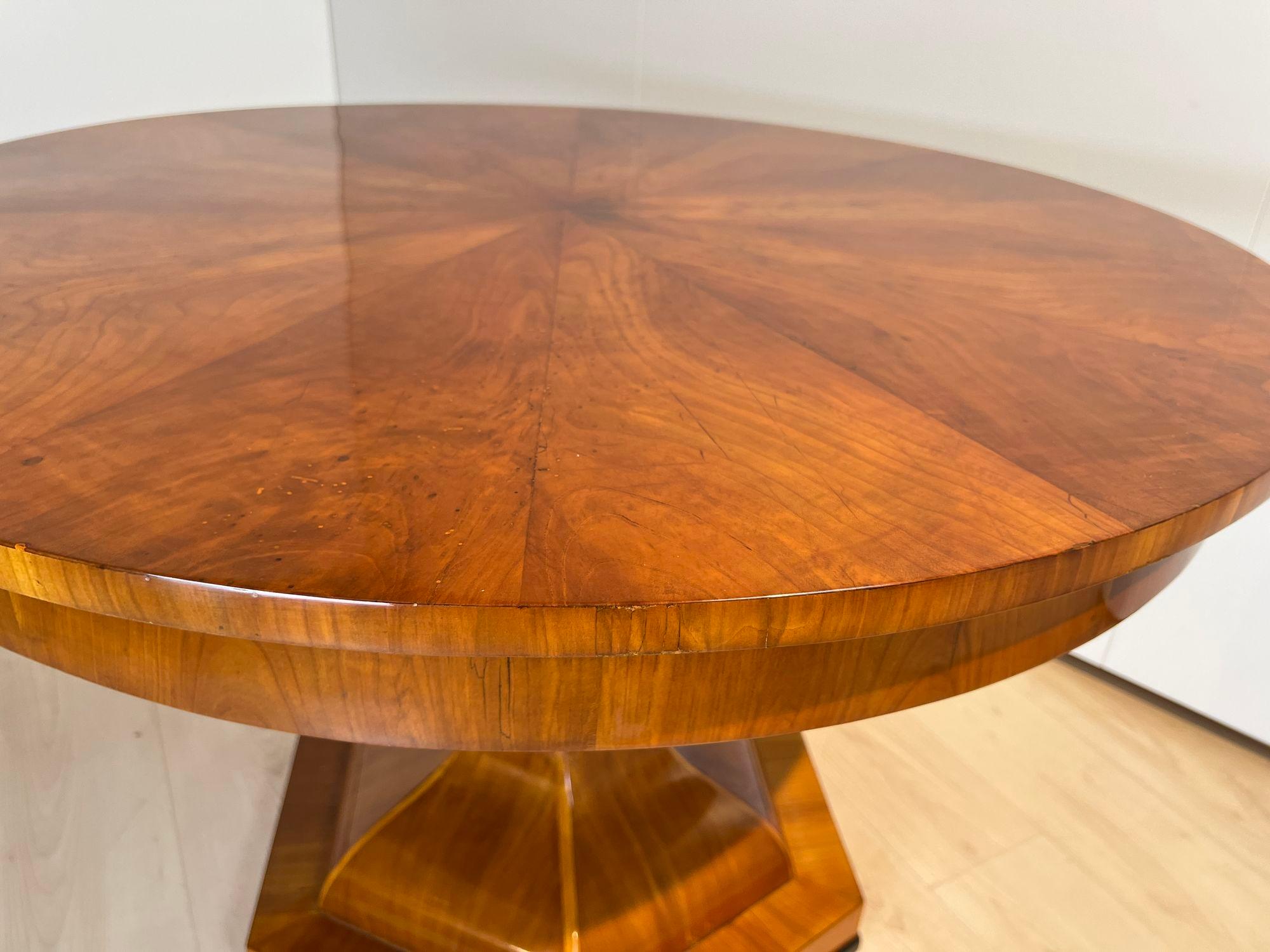 Table centrale Biedermeier, en bois de cerisier et placage, Autriche vers 1820 en vente 8