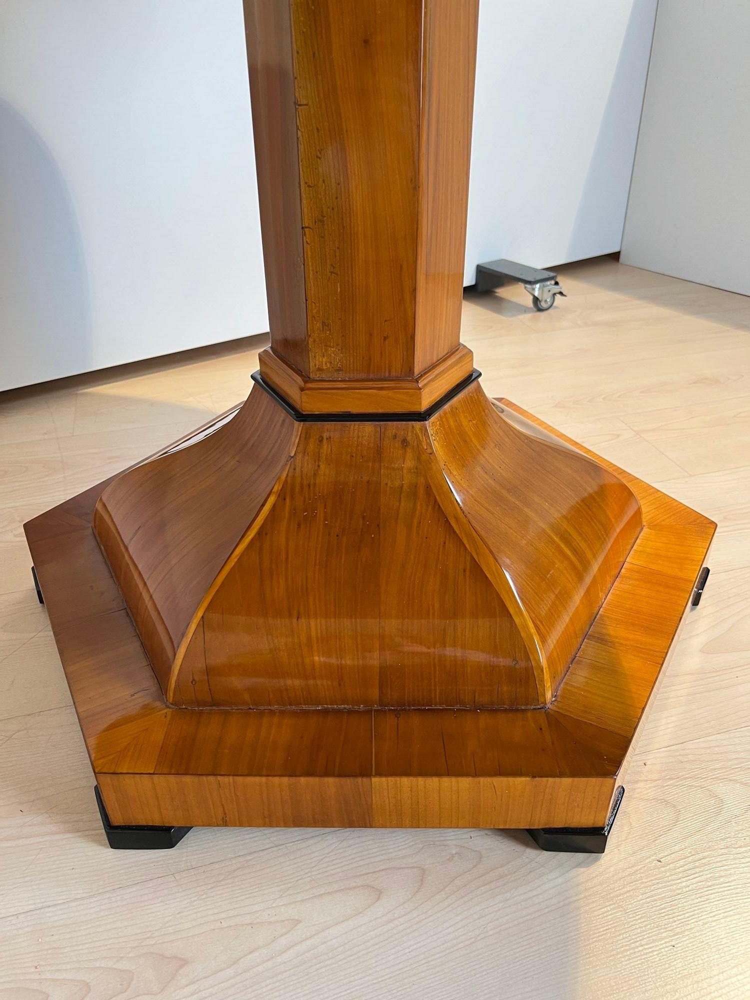 Table centrale Biedermeier, en bois de cerisier et placage, Autriche vers 1820 en vente 9