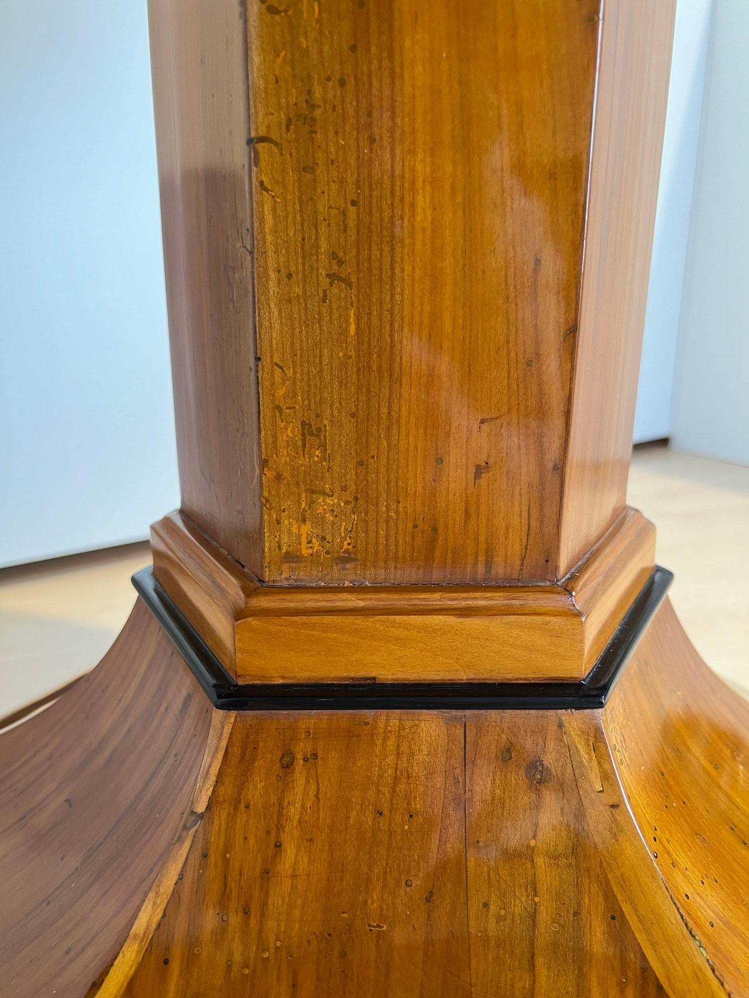 Table centrale Biedermeier, en bois de cerisier et placage, Autriche vers 1820 en vente 11