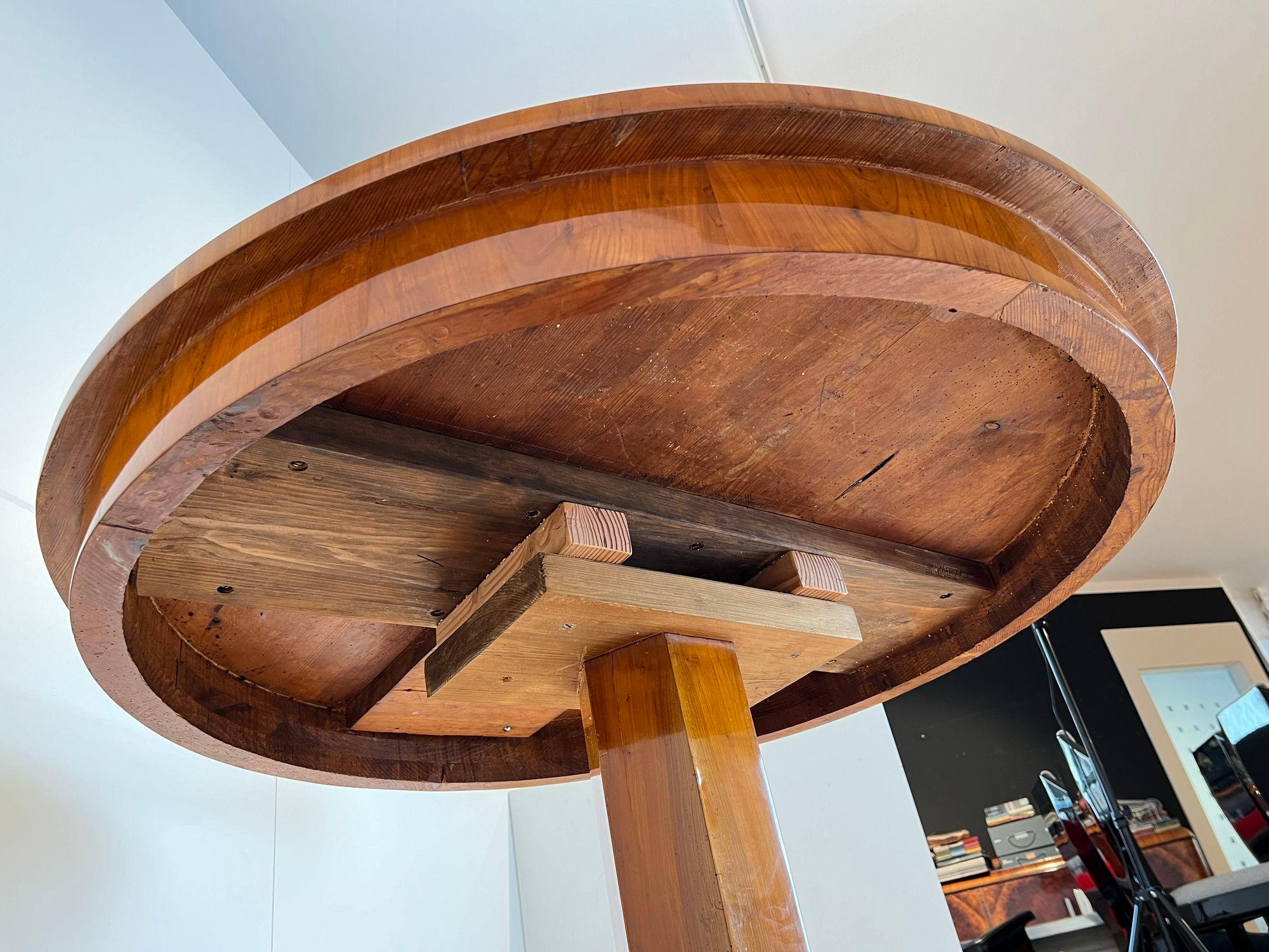 Table centrale Biedermeier, en bois de cerisier et placage, Autriche vers 1820 en vente 12