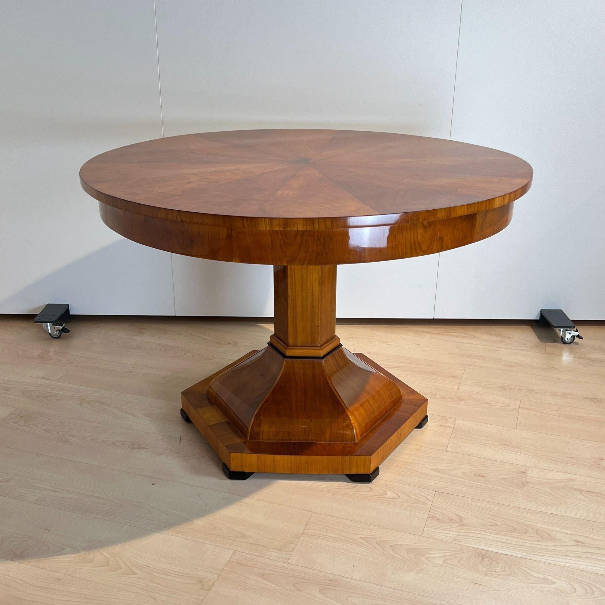 Table centrale ronde Biedermeier d'Autriche vers 1820. Bois de cerisier plaqué et massif. Placage en forme d'étoile sur le dessus.
Belle base de vase hexagonale avec des parties ébonisées. État restauré, surface polie à la main à la
