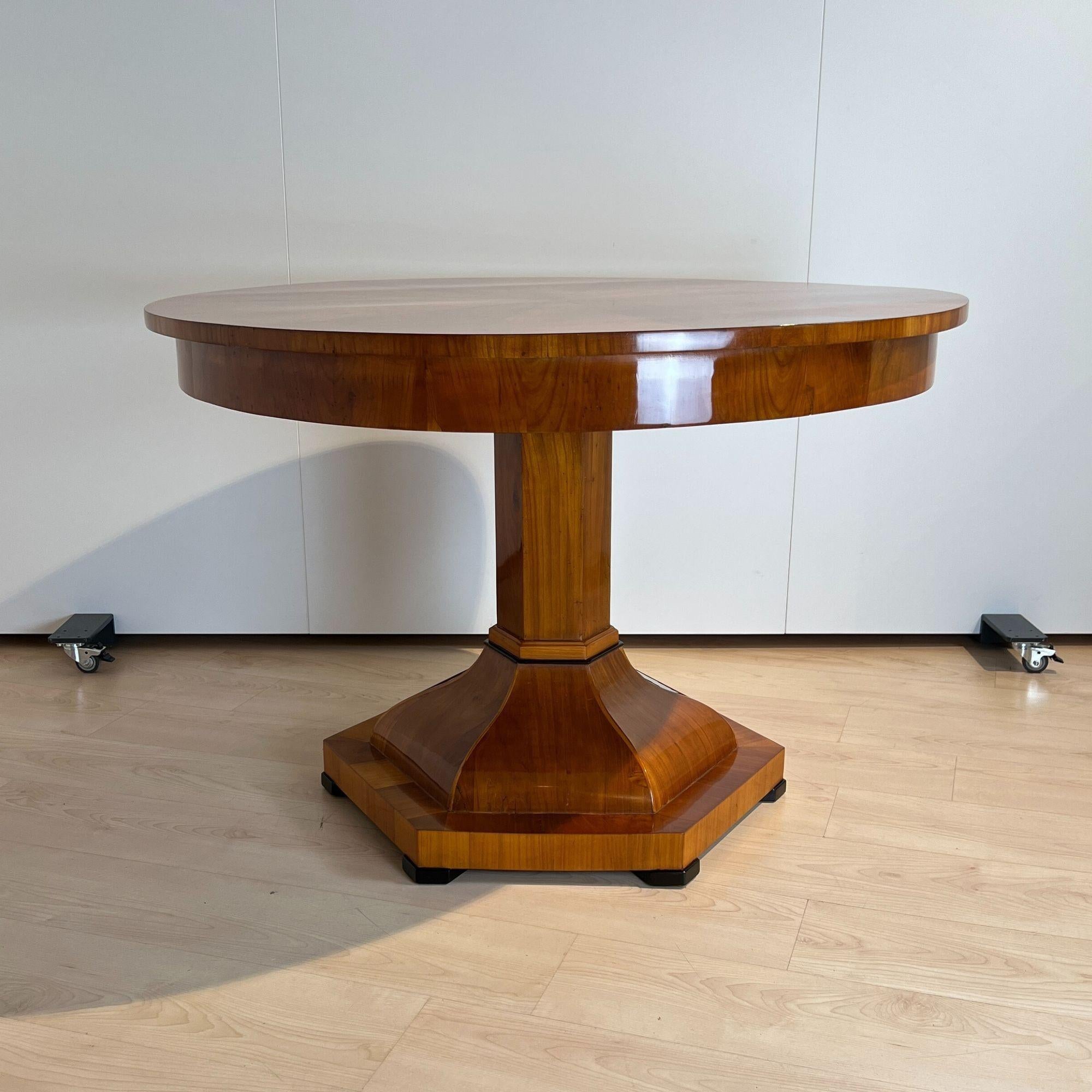 Poli Table centrale Biedermeier, en bois de cerisier et placage, Autriche vers 1820 en vente