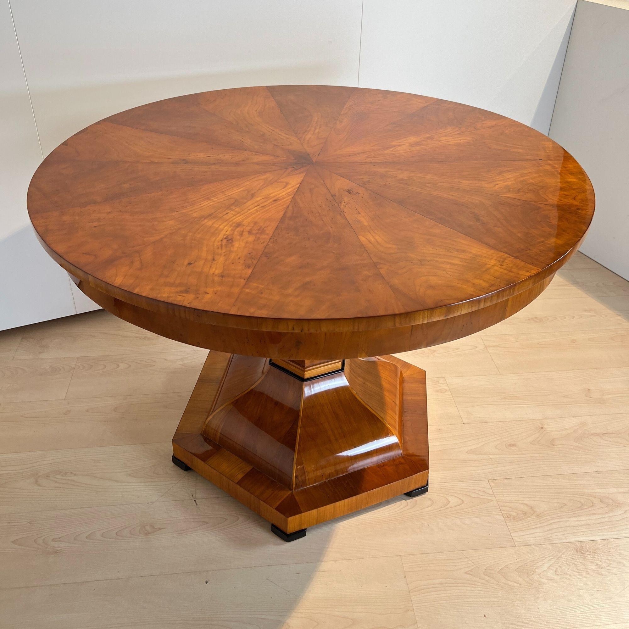 Table centrale Biedermeier, en bois de cerisier et placage, Autriche vers 1820 Bon état - En vente à Regensburg, DE
