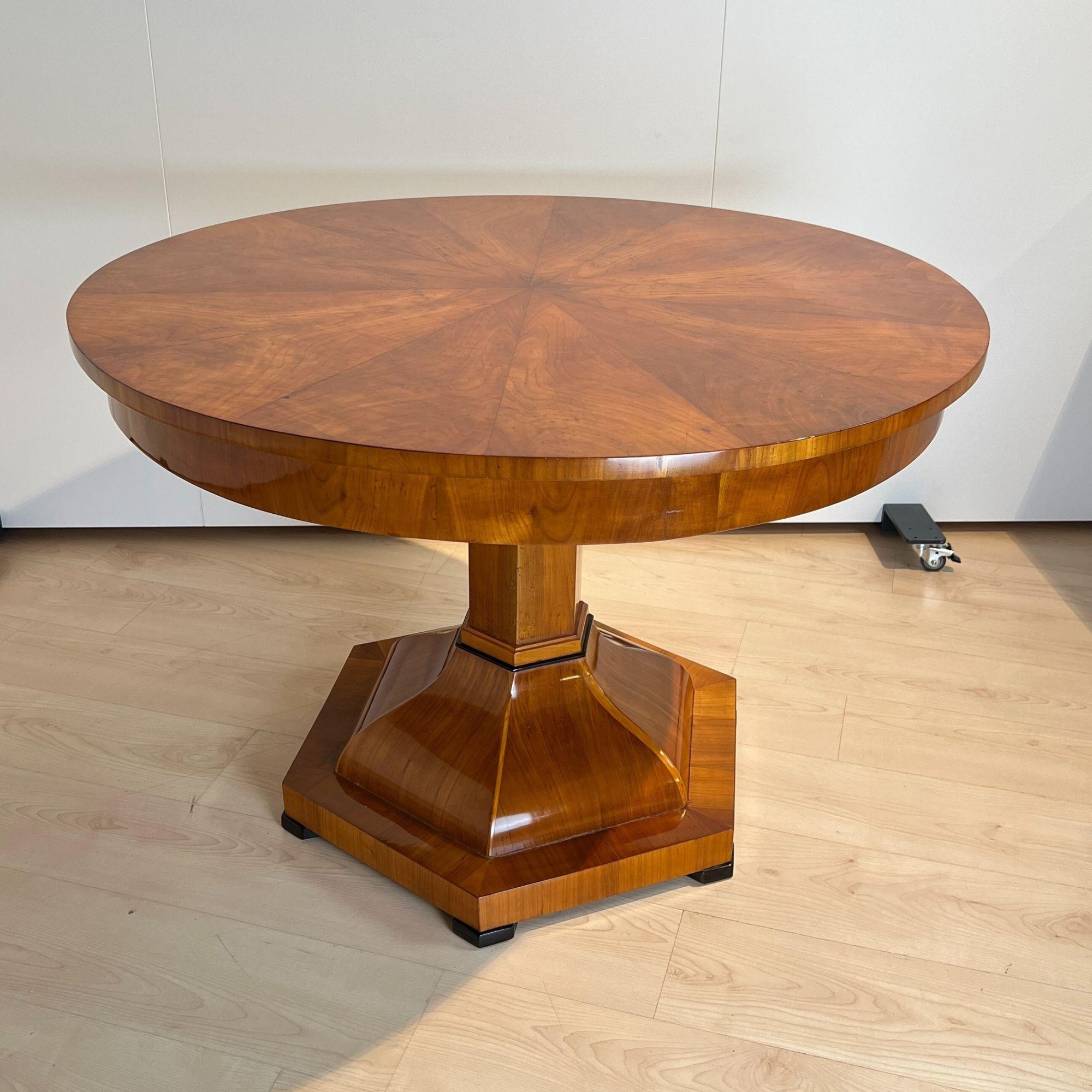 XIXe siècle Table centrale Biedermeier, en bois de cerisier et placage, Autriche vers 1820 en vente