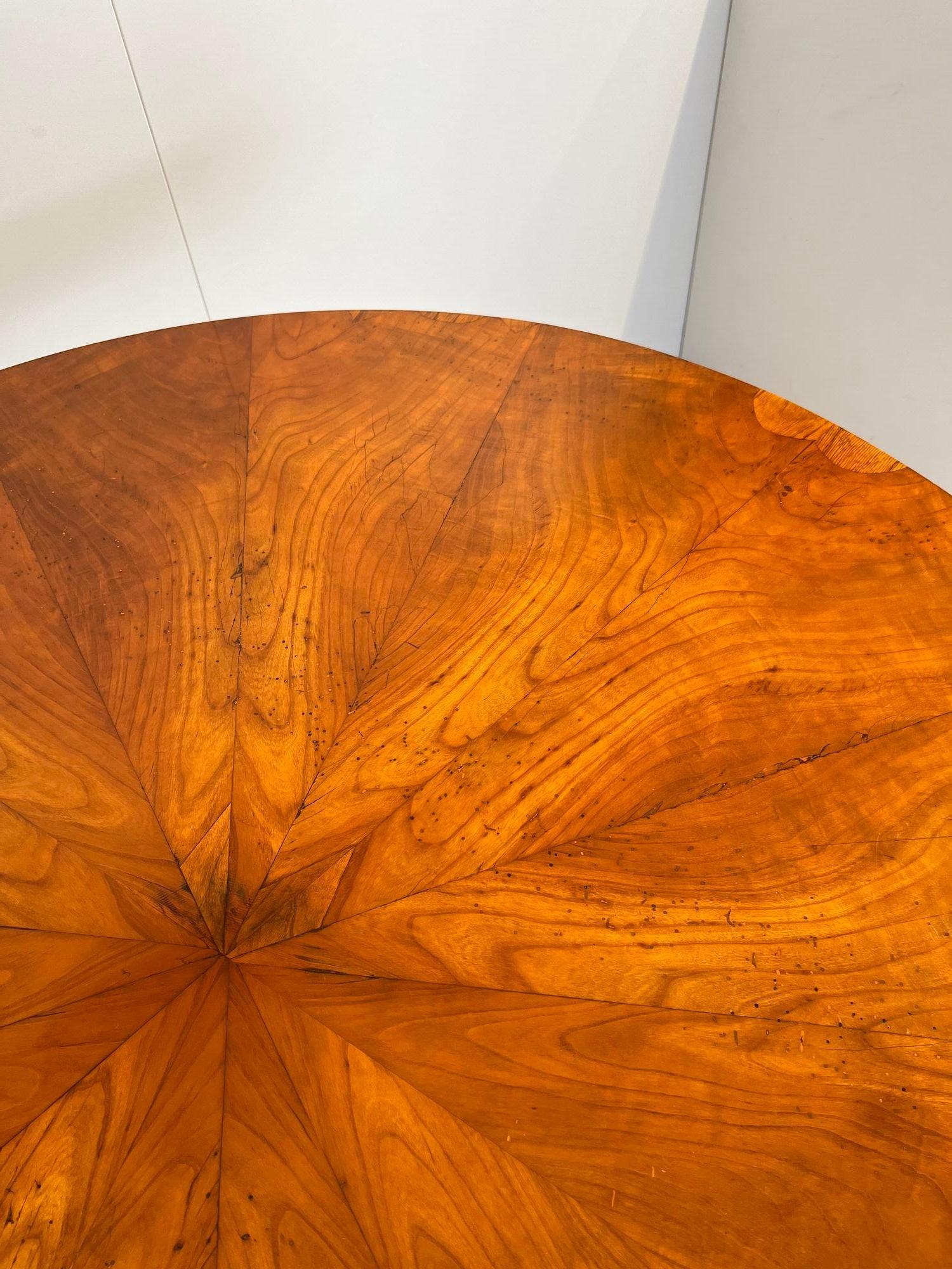Table centrale Biedermeier, en bois de cerisier et placage, Autriche vers 1820 en vente 1