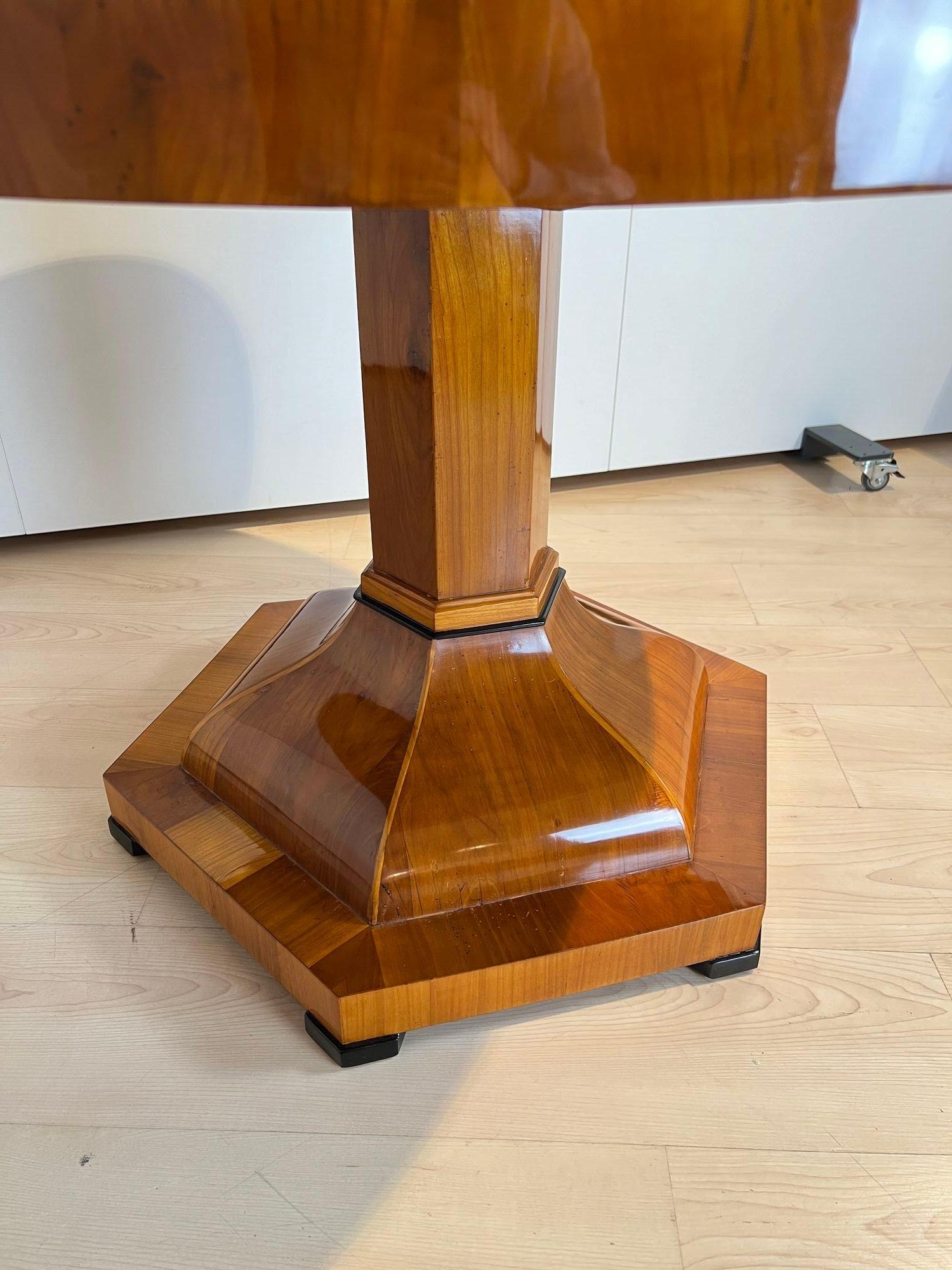 Table centrale Biedermeier, en bois de cerisier et placage, Autriche vers 1820 en vente 2