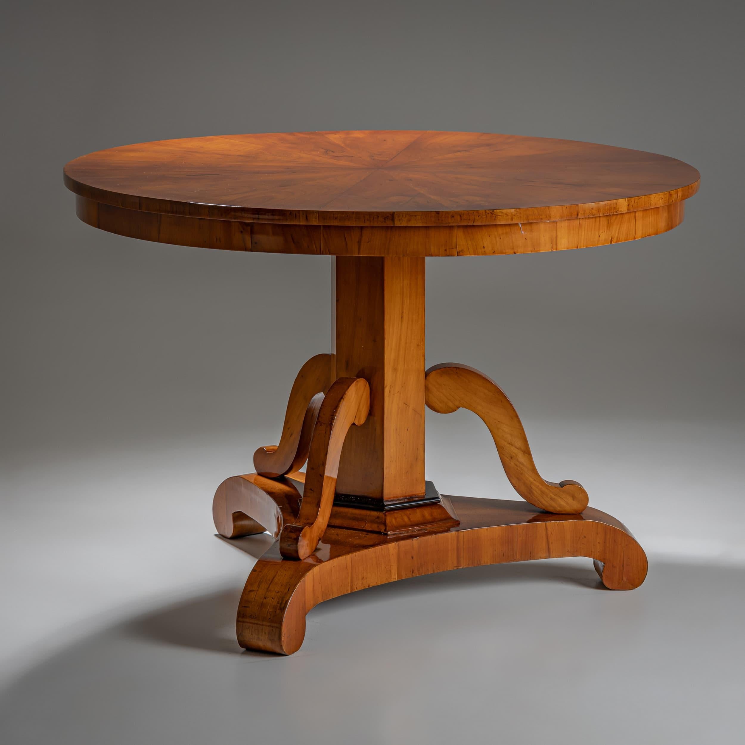 Biedermeier Center Table, circa 1830 In Good Condition In Greding, DE