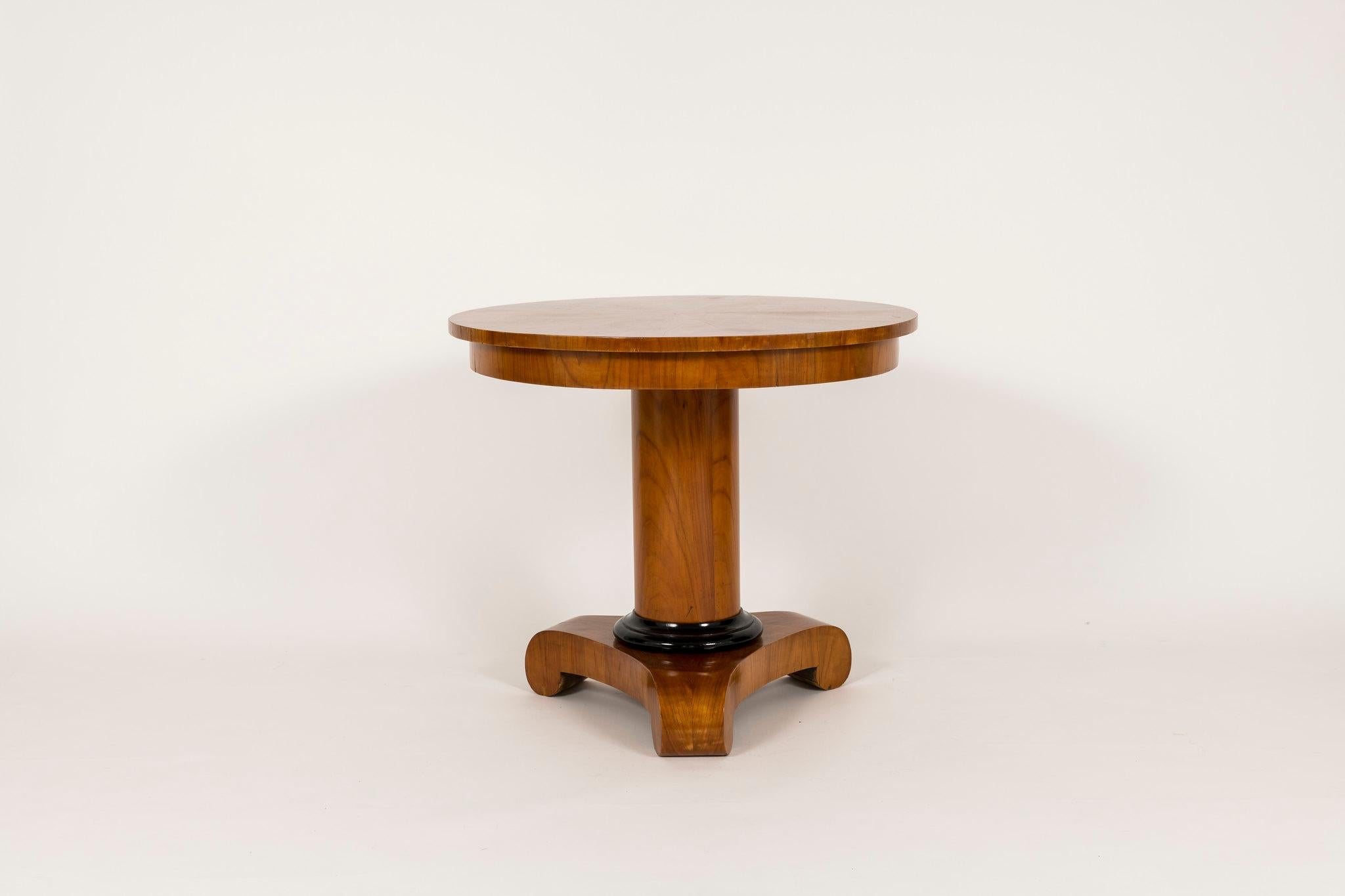 A very handsome period Biedermeier center table with pedestal having an ebonized maple detail at base. This is a graciously scaled and can be an end, center or side table.