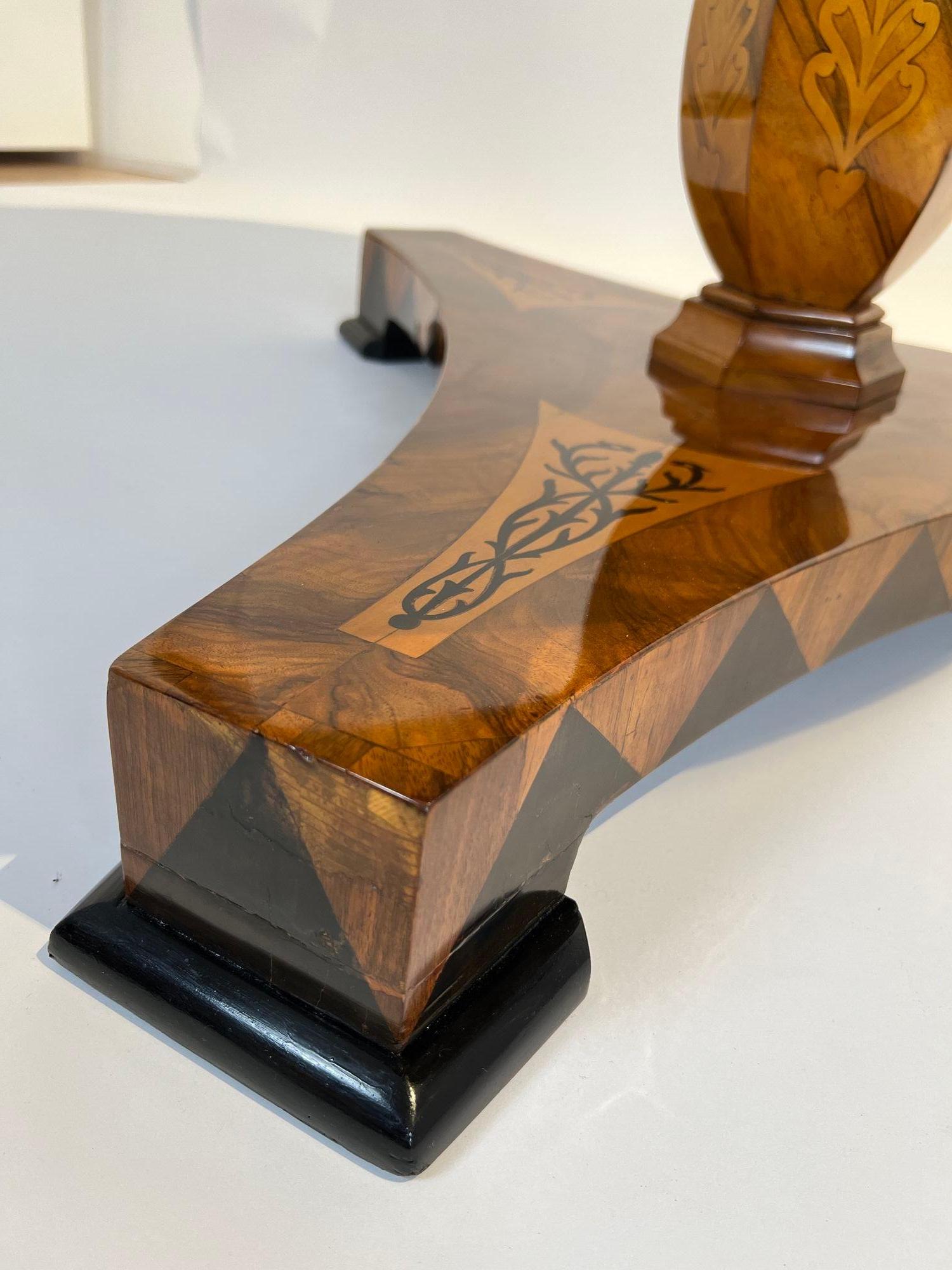 Biedermeier Center Table, Walnut Veneer, Maple Inlays, Germany circa 1830 9