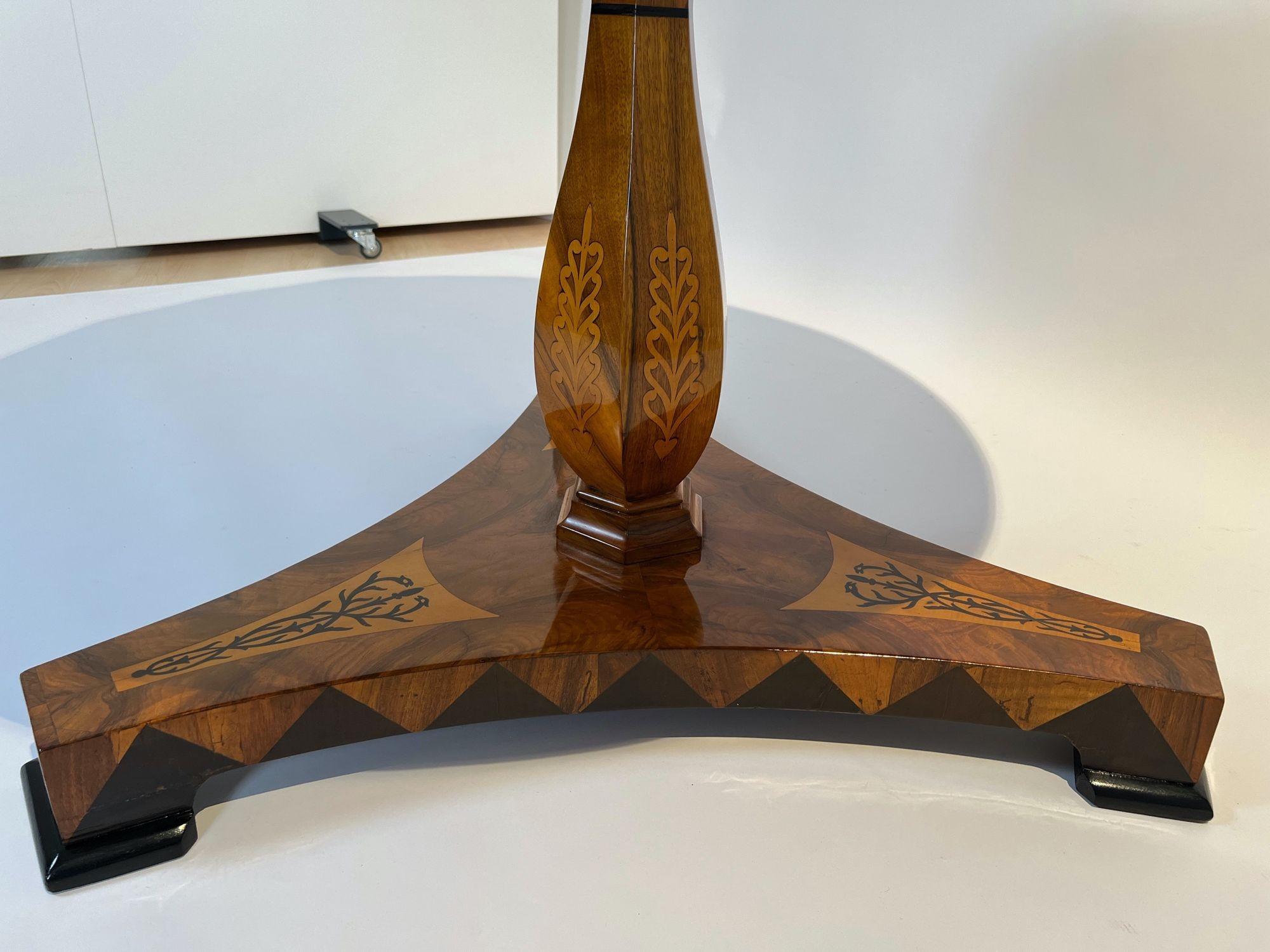 Biedermeier Center Table, Walnut Veneer, Maple Inlays, Germany circa 1830 10
