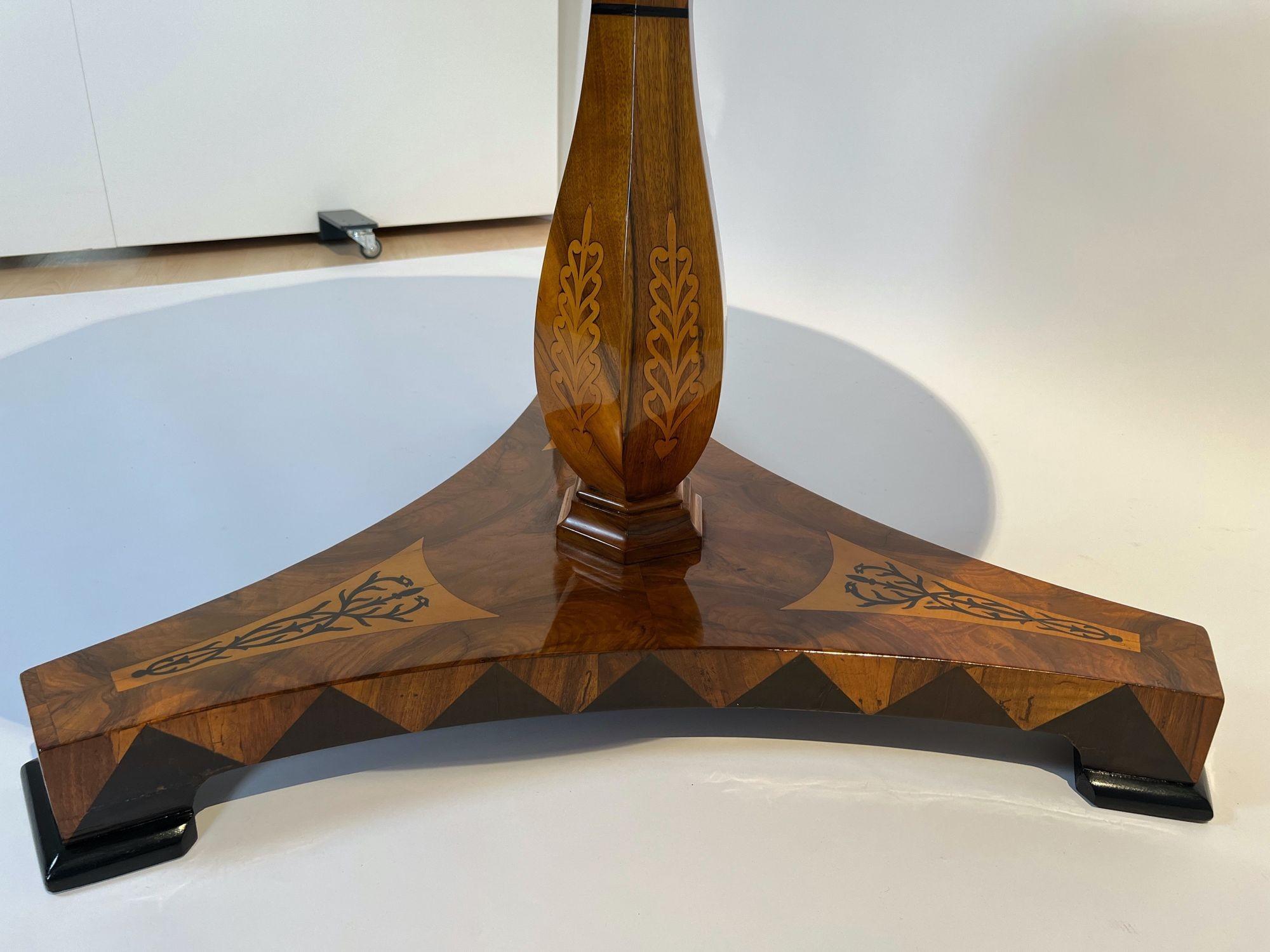 Biedermeier Center Table, Walnut Veneer, Maple Inlays, Germany circa 1830 For Sale 10