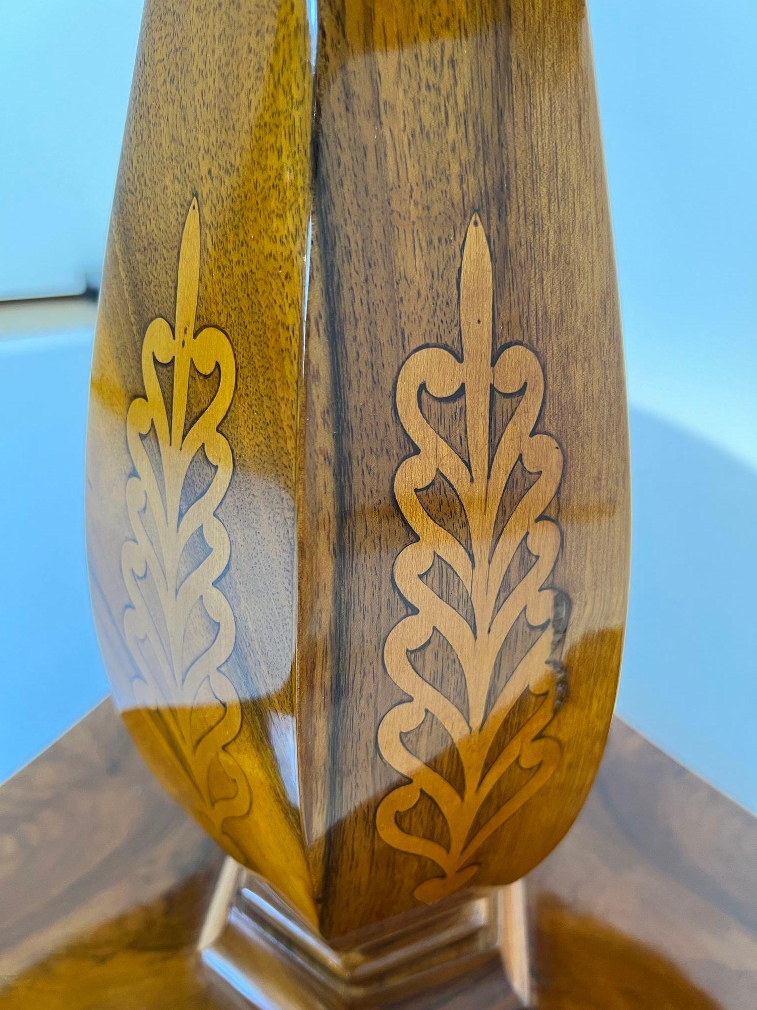 Biedermeier Center Table, Walnut Veneer, Maple Inlays, Germany circa 1830 11