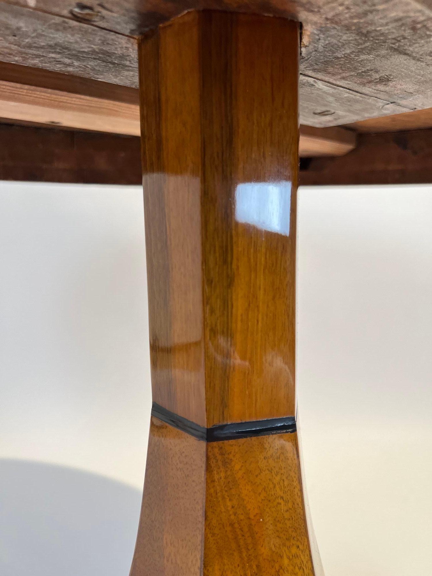 Biedermeier Center Table, Walnut Veneer, Maple Inlays, Germany circa 1830 For Sale 13