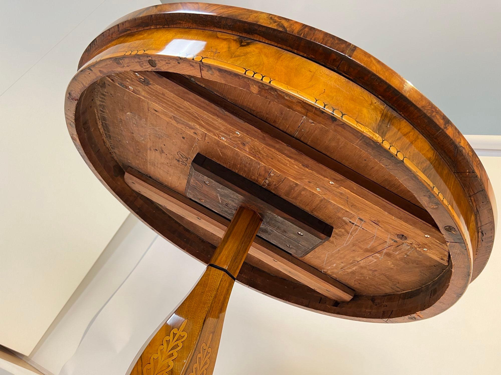 Biedermeier Center Table, Walnut Veneer, Maple Inlays, Germany circa 1830 14
