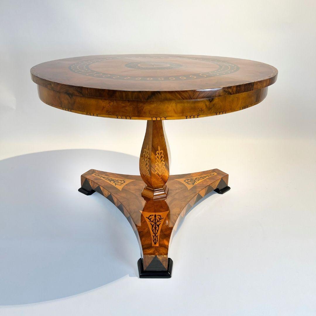 Table centrale ronde néoclassique Biedermeier de Berlin, Allemagne, vers 1830.
Placage de noyer sur bois tendre. Magnifiques incrustations en érable, ébène et cerisier. Partiellement peint à l'encre.
Restauré et poli à la main à la