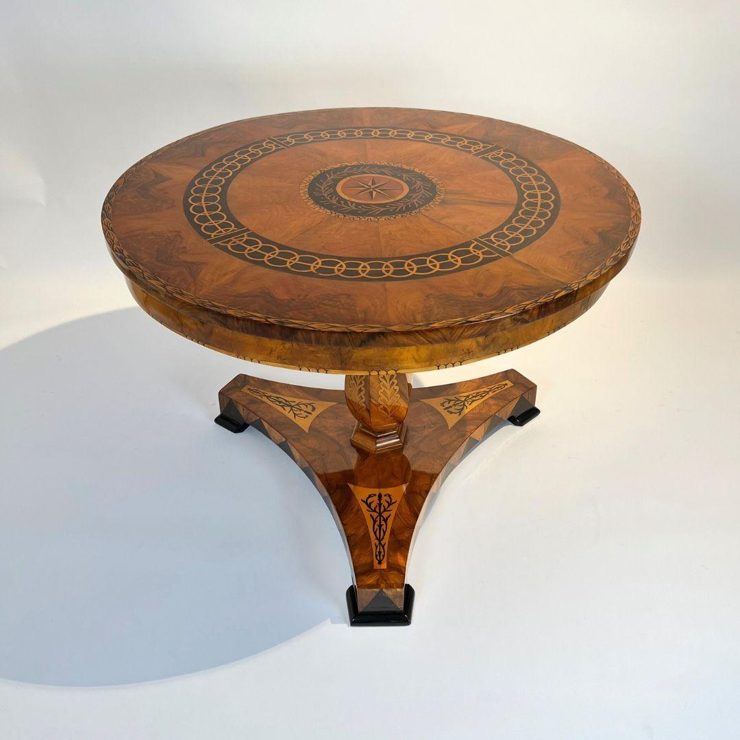 Biedermeier Center Table, Walnut Veneer, Maple Inlays, Germany circa 1830 In Good Condition In Regensburg, DE