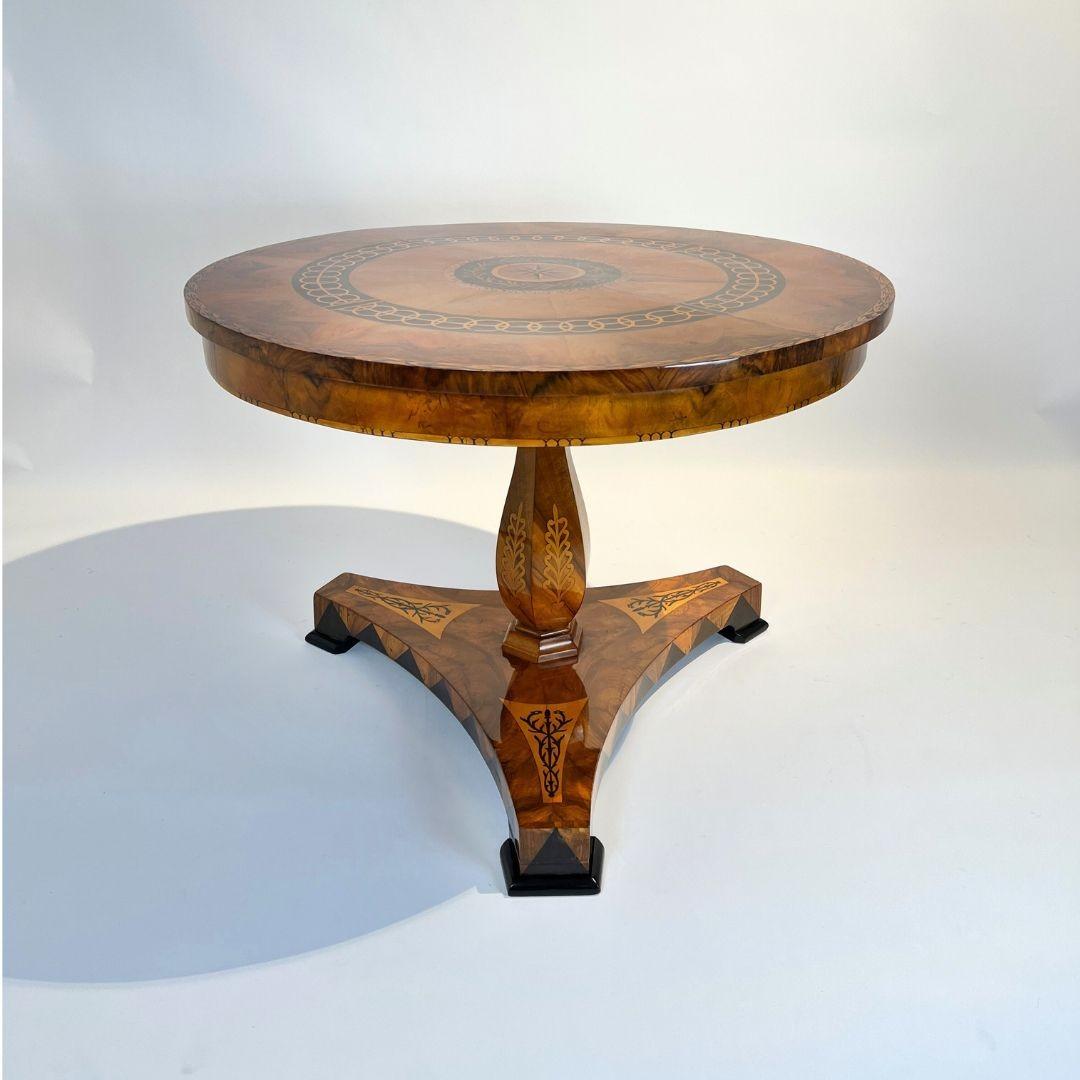 Table centrale Biedermeier, placage de noyer, incrustations d'érable, Allemagne vers 1830 Bon état - En vente à Regensburg, DE