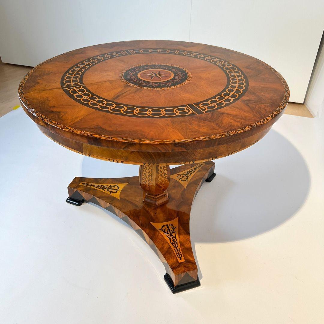 XIXe siècle Table centrale Biedermeier, placage de noyer, incrustations d'érable, Allemagne vers 1830 en vente