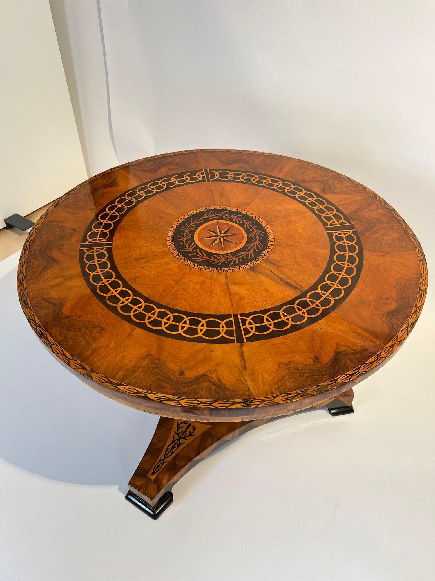 Biedermeier Center Table, Walnut Veneer, Maple Inlays, Germany circa 1830 For Sale 2