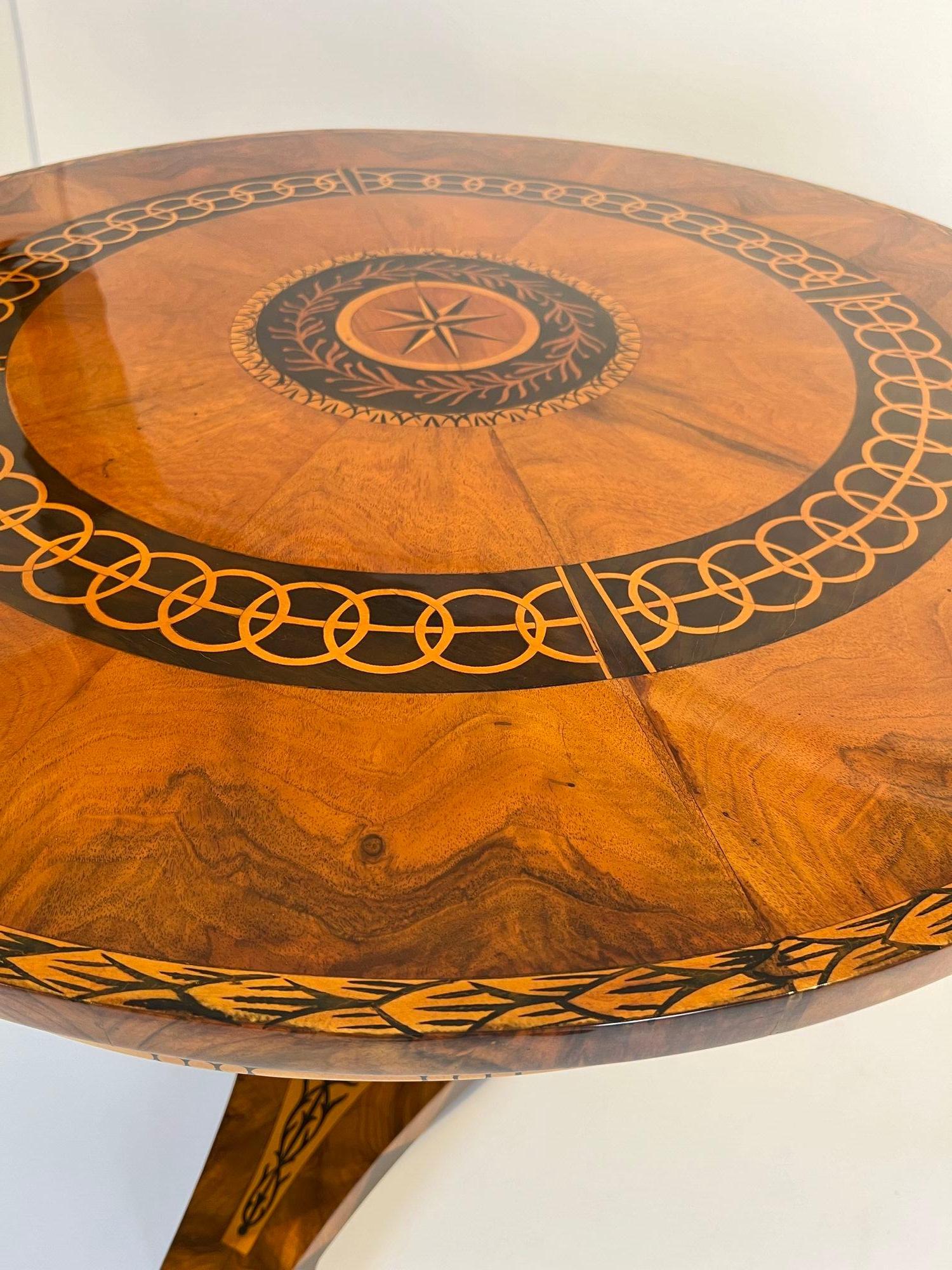 Biedermeier Center Table, Walnut Veneer, Maple Inlays, Germany circa 1830 For Sale 3