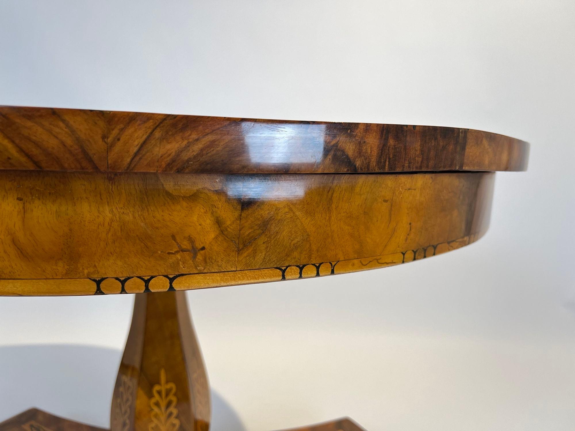 Biedermeier Center Table, Walnut Veneer, Maple Inlays, Germany circa 1830 For Sale 4