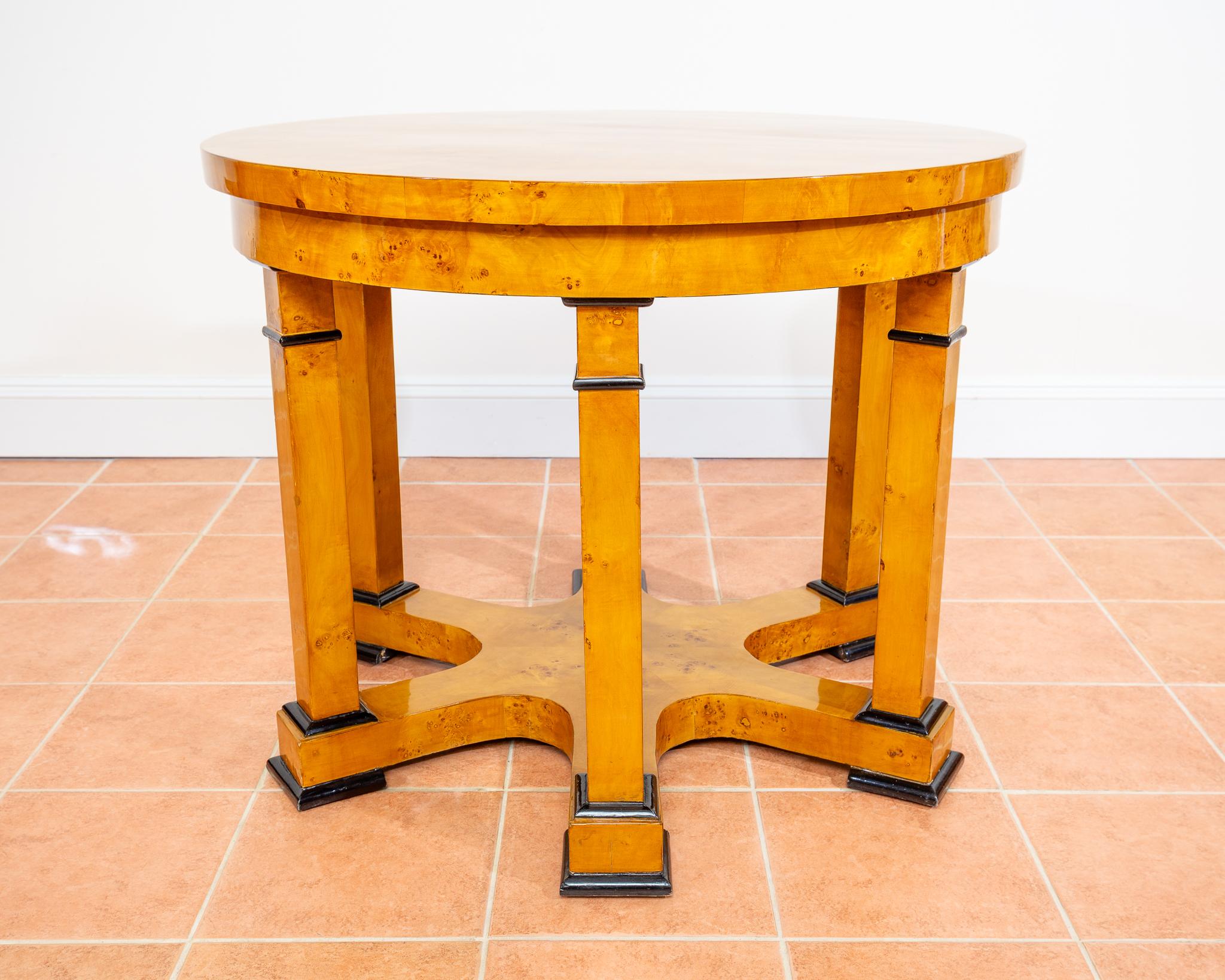 Mesa de centro Biedermeier Rubia Abedul Carelia Casa de campo Finlandesa Rusa Tallado a mano en venta