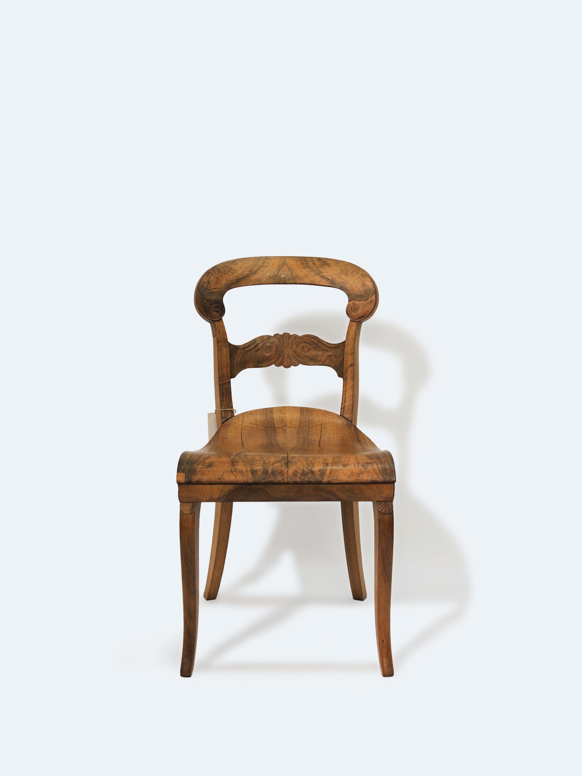 Dieser exquisite Stuhl, der von dem erfahrenen Kunsttischler Jean-Pierre Guichard gefertigt wurde, ist ein bemerkenswertes Beispiel für die frühe Sperrholztechnologie und die sorgfältige Handwerkskunst. Die polierte, furnierte Oberfläche des Stuhls
