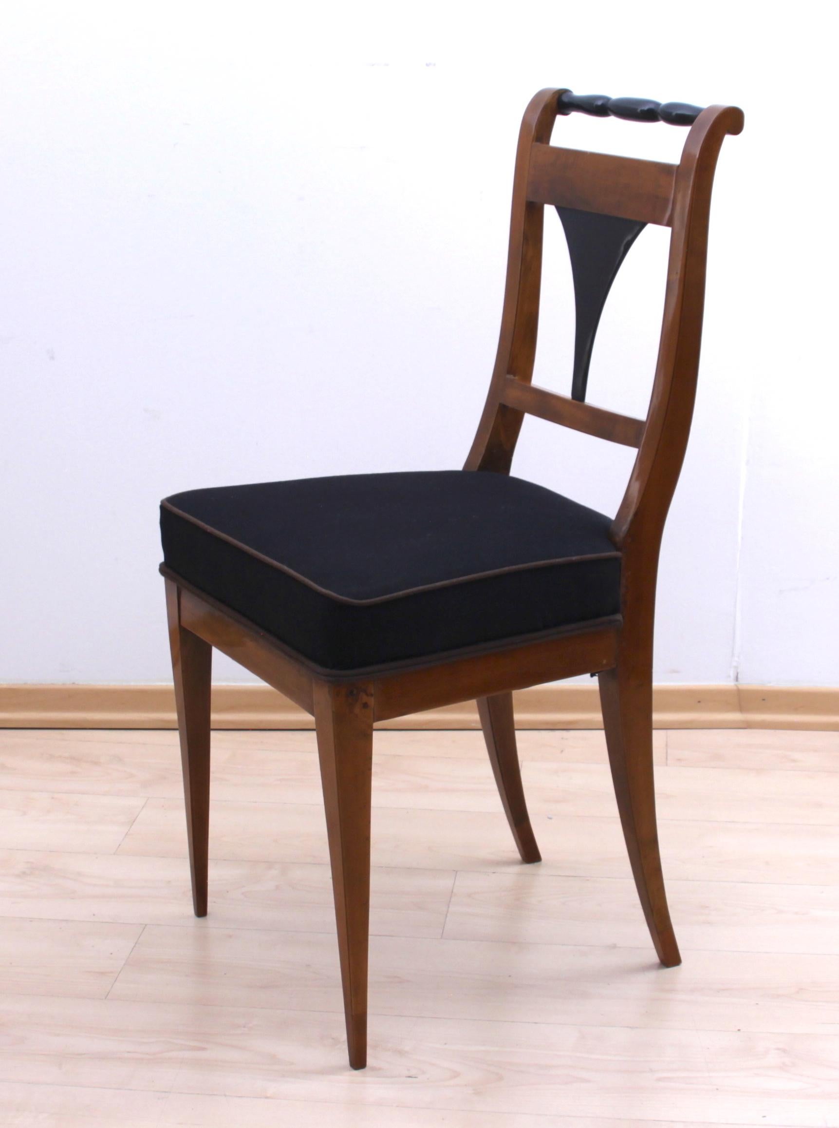 Very classic, plain Biedermeier chair from South Germany, circa 1830.
Cherry veneer and solid wood.
Beautiful ebonized back decor and rung.

For the upholstery fabric a black fabric with brown keder has been chosen.
Great seat comfort.