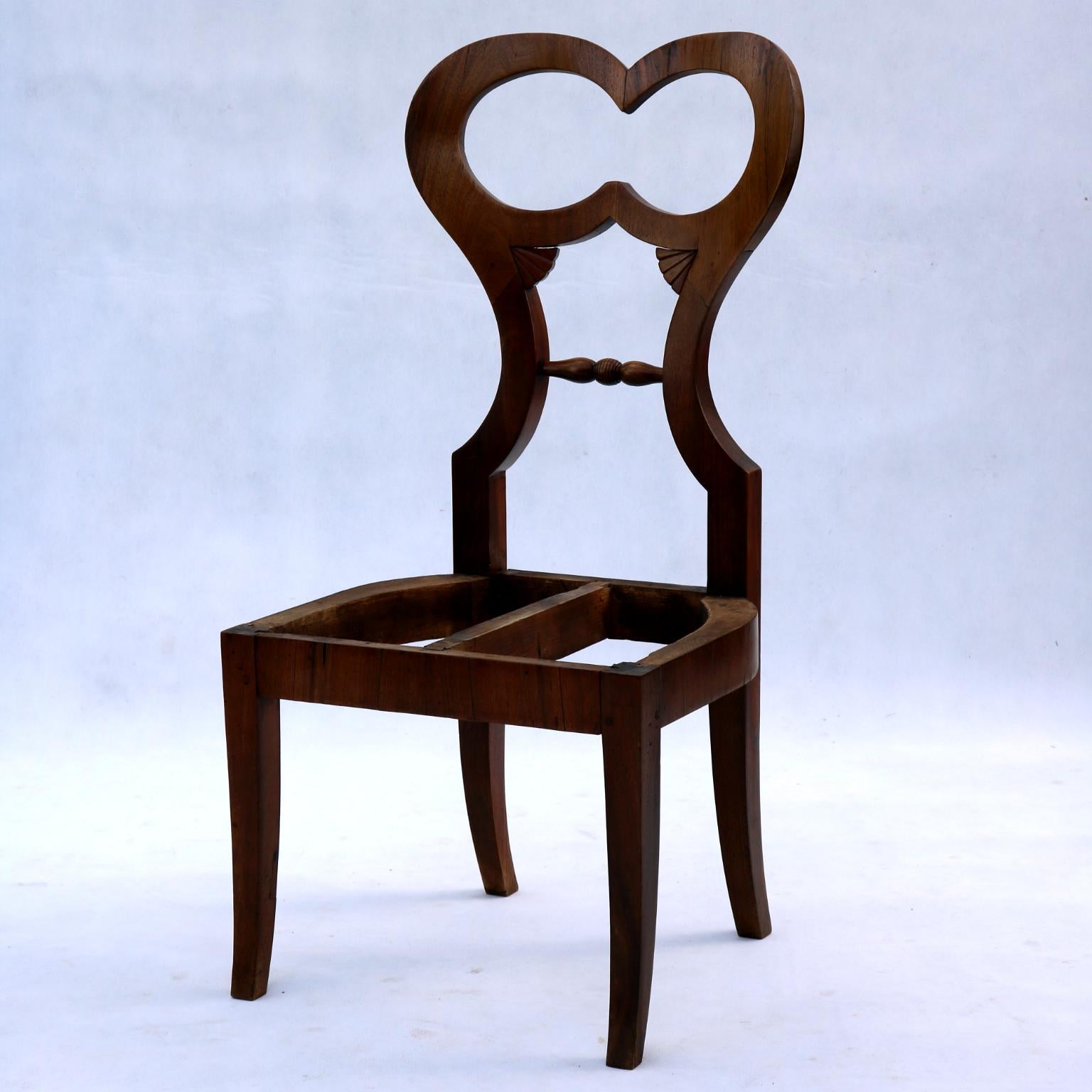 Biedermeier Chair in Walnut 1820s In Good Condition In Lucenec, SK