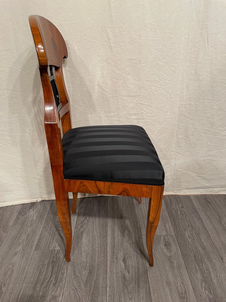 Biedermeier chair, South Germany 1820.
This beautiful Biedermeier chairs is decorated with a pretty walnut veneer. The open work back is embellished with an ebonized lyre motif. This original chair of the early 19th century has been professionally