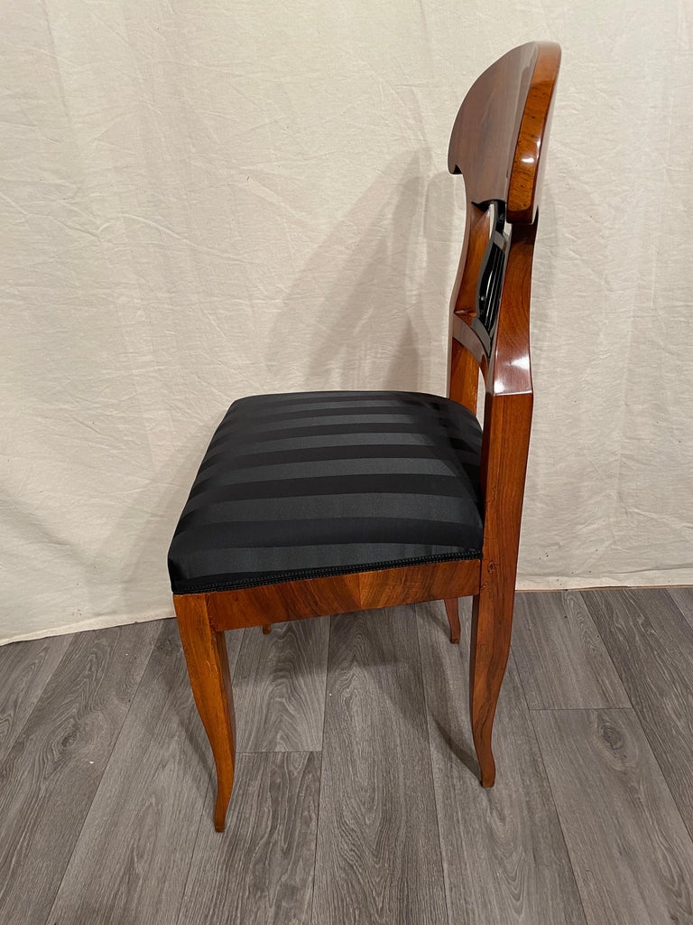 Biedermeier Chair, South Germany 1820, Walnut In Good Condition For Sale In Belmont, MA