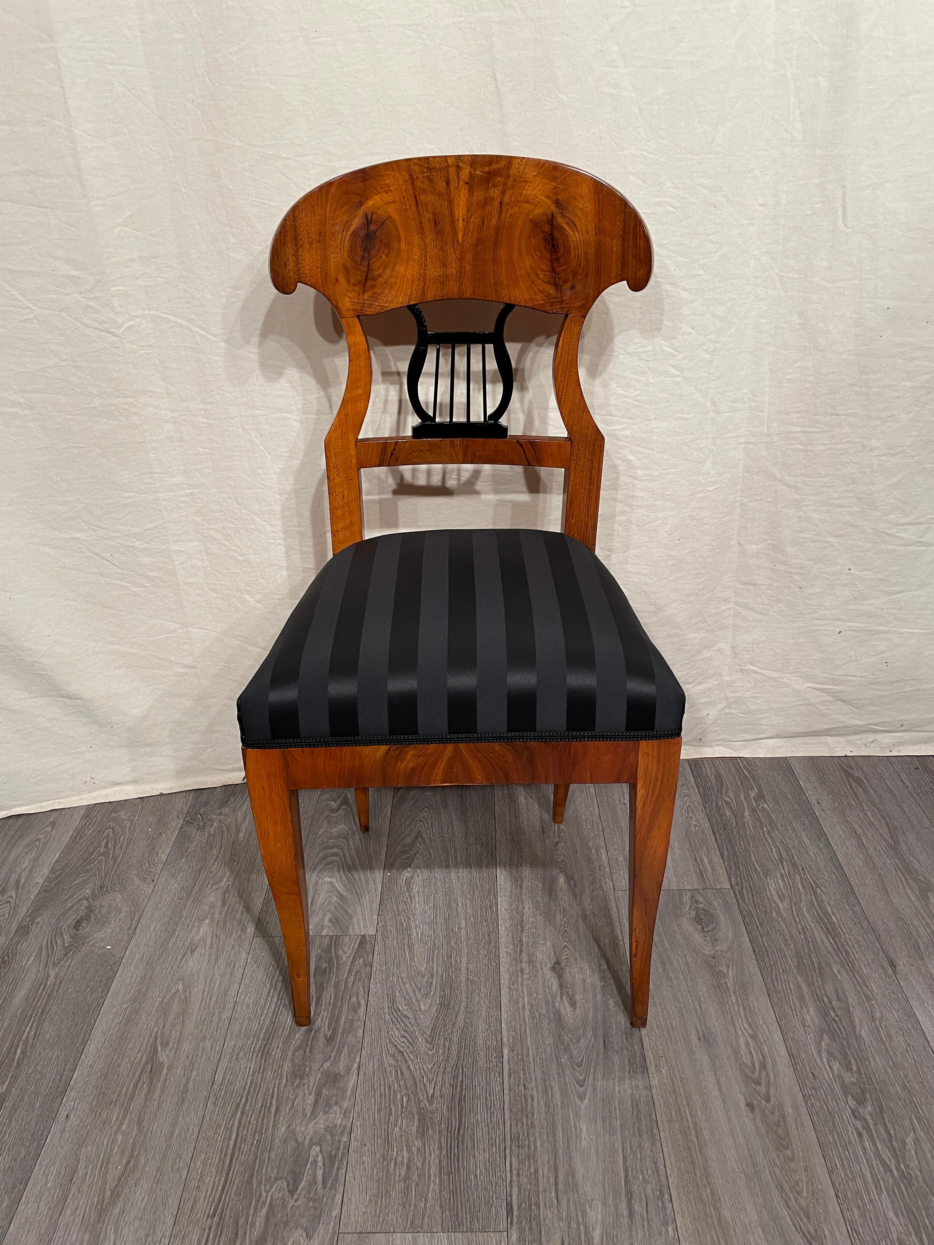 Biedermeier Chair, South Germany 1820, Walnut In Good Condition For Sale In Belmont, MA
